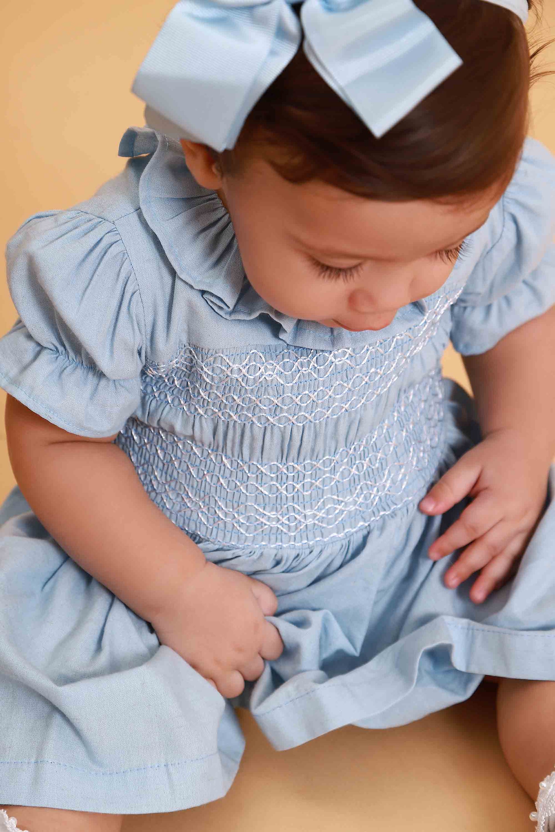 Vestido para Bebê Manga Curta Casinha de Abelha Azul Claro — foto 2