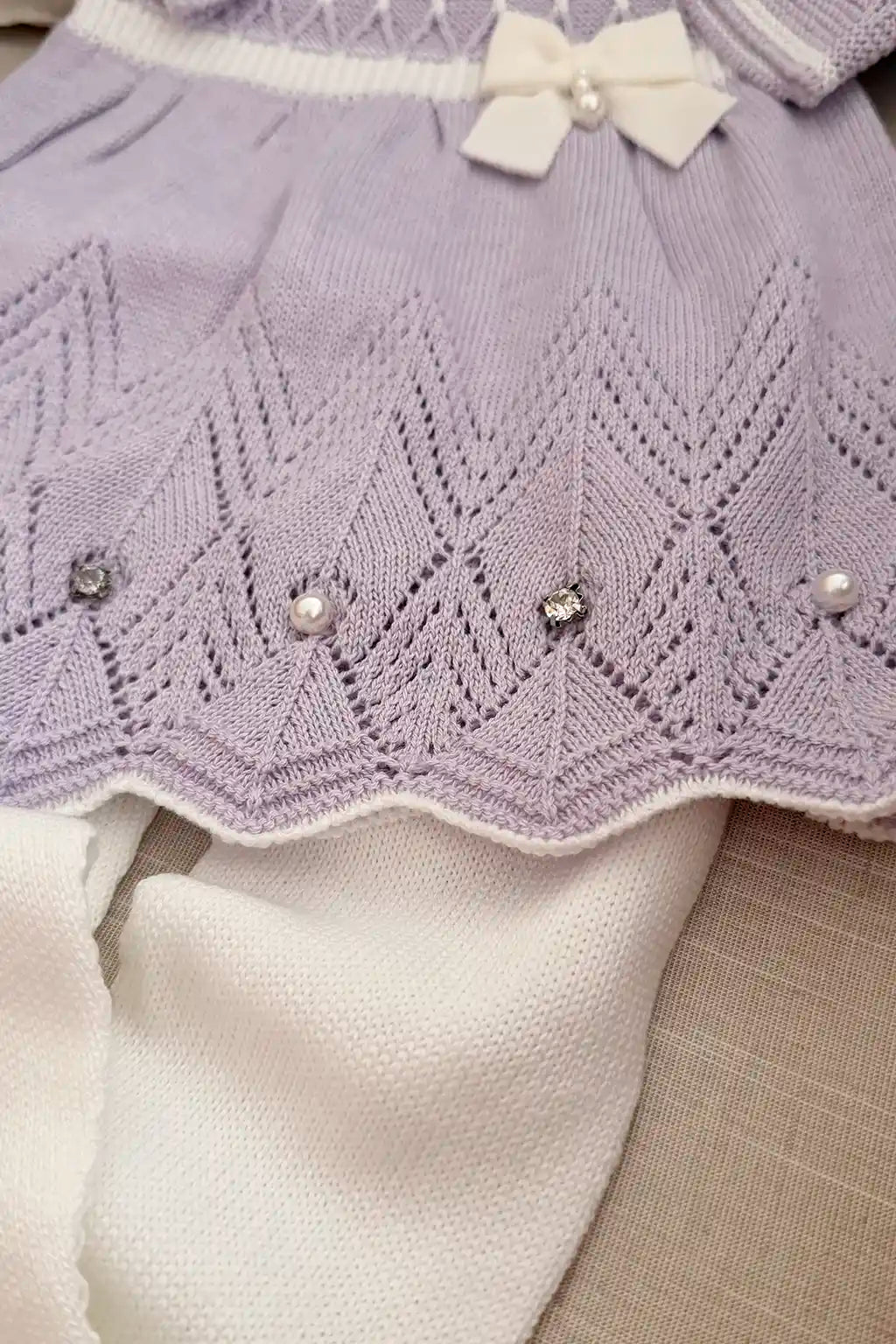 Saída de Maternidade Vestido Casinha de Abelha Lilás — foto 5