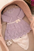 Saída de Maternidade Vestido Casinha de Abelha Lilás — foto 3