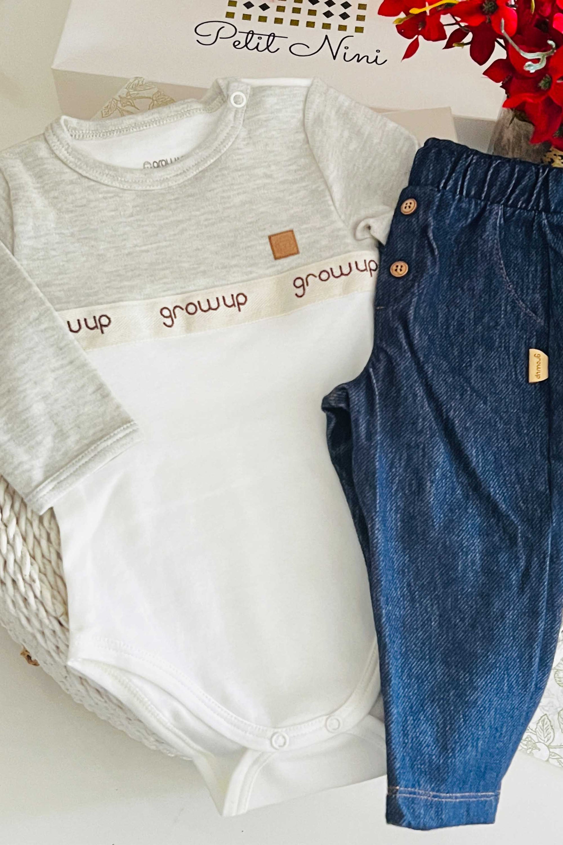 Conjunto para Bebê com Body e Calça Estilo Jeans — foto 2