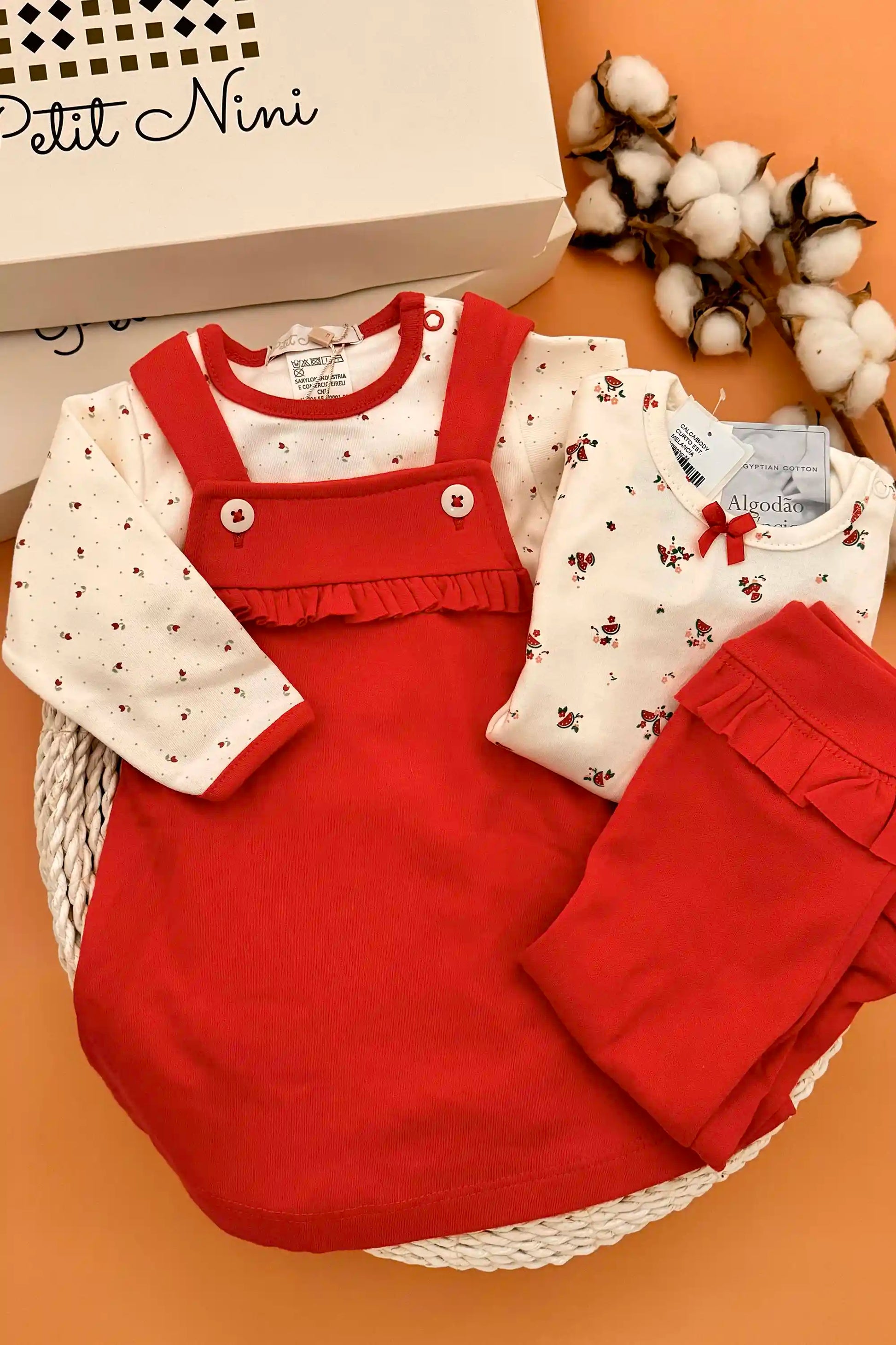 Conjunto em Algodão Egípcio Salopete Vermelha com Body Estampado — foto 3