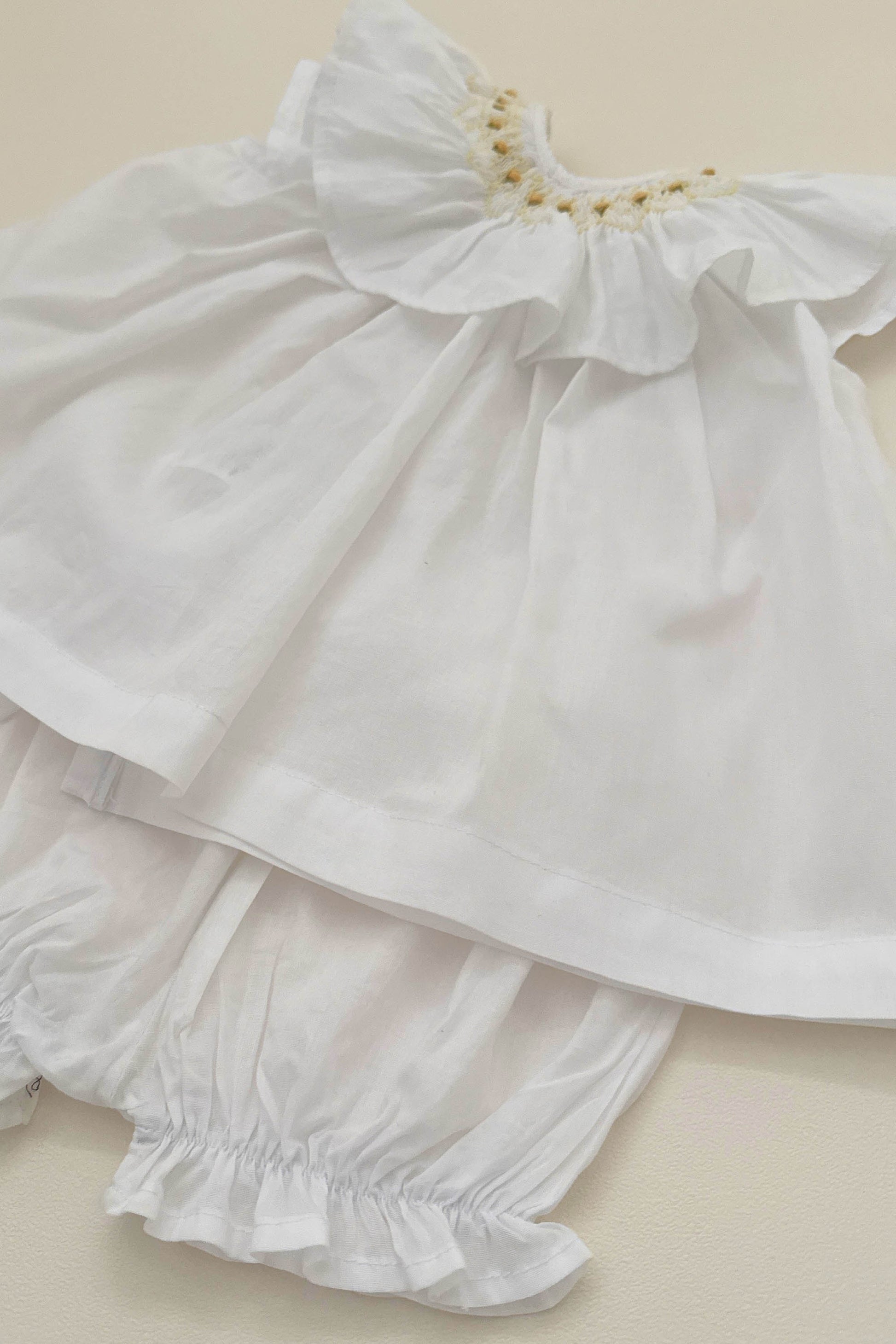 Vestido Bebê Russinho Branco Com Bordado Amarelo — foto 5