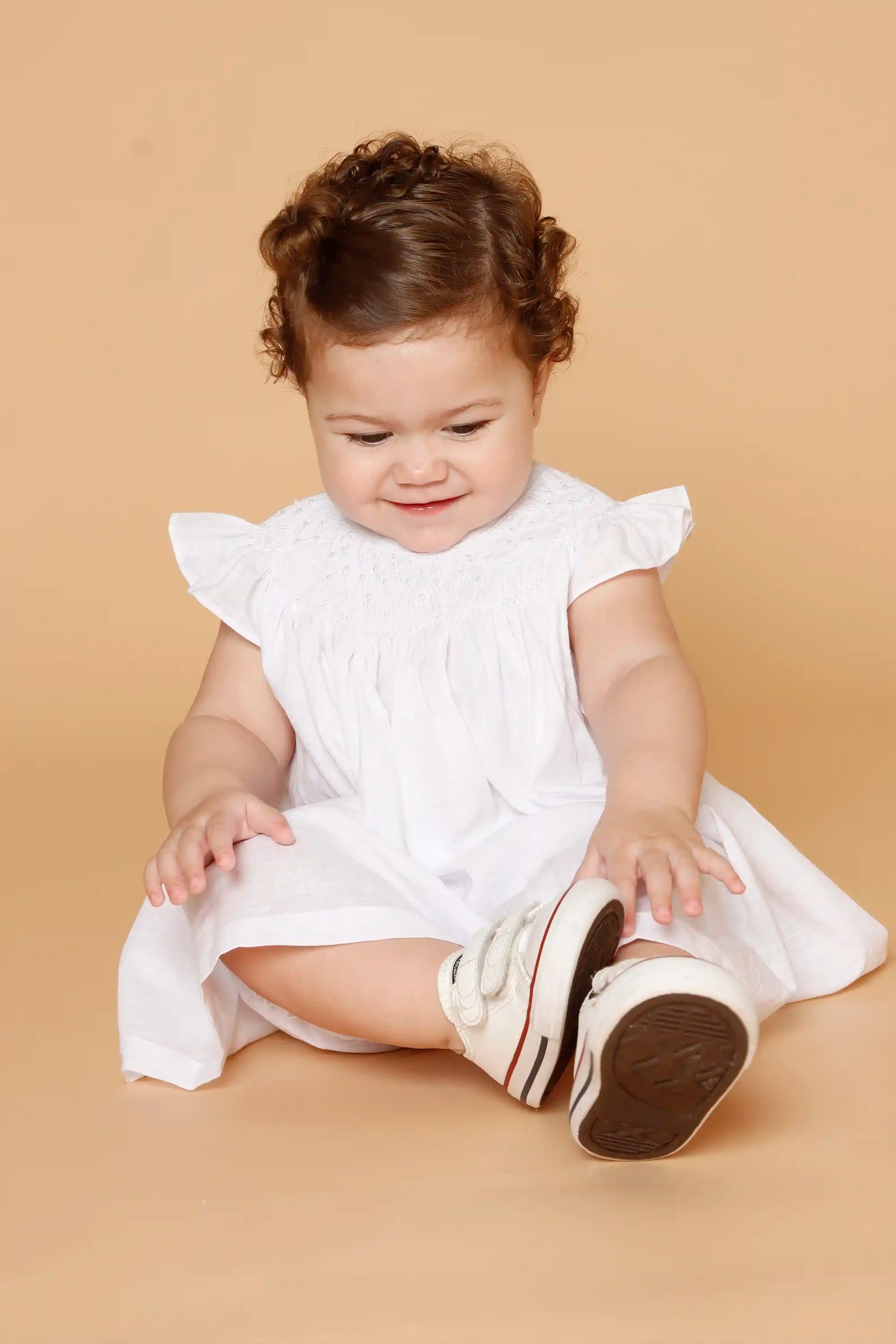 Vestido Bebê Russinho Branco com Pérolas no Bordado — foto 3