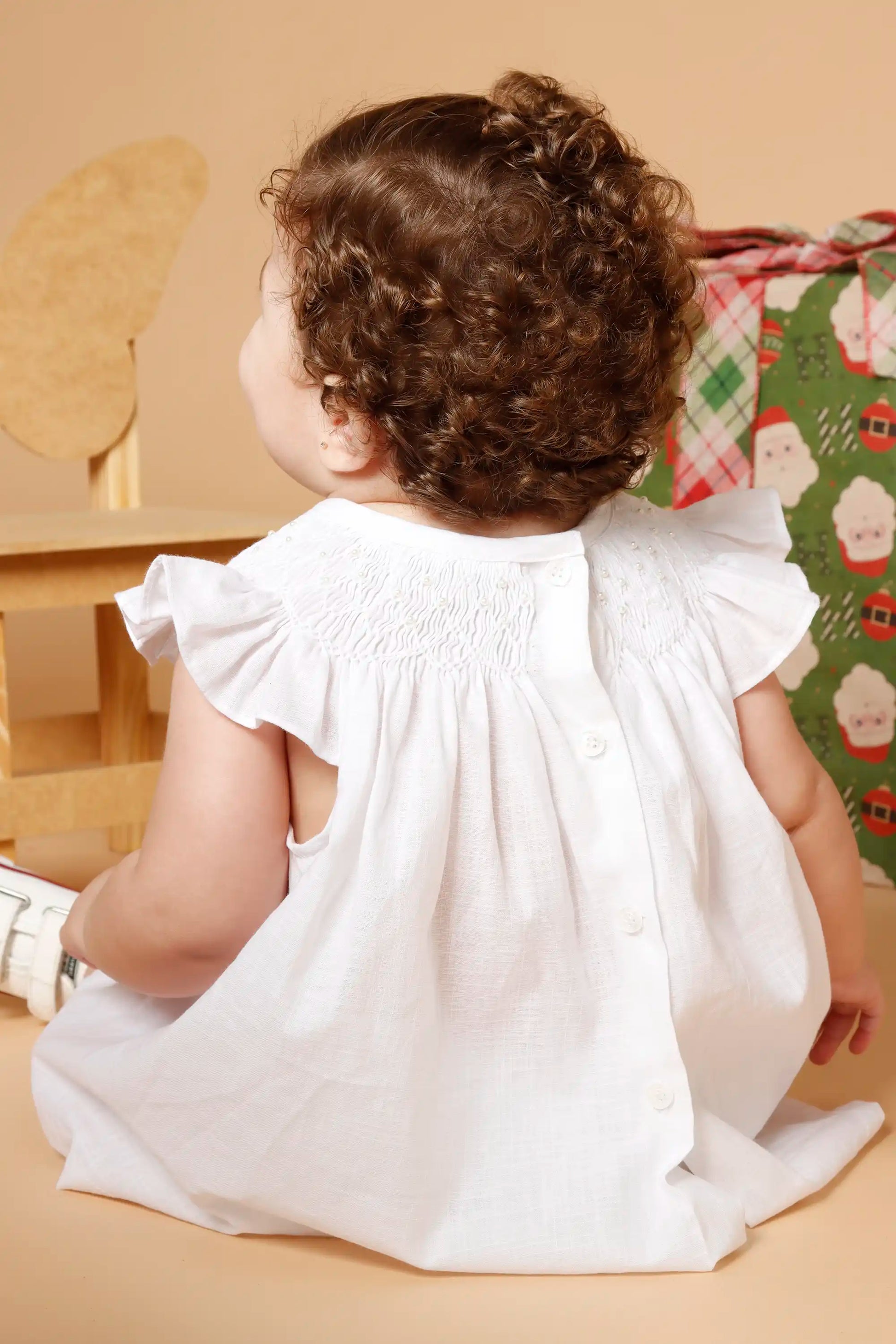 Vestido Bebê Russinho Branco com Pérolas no Bordado — foto 4