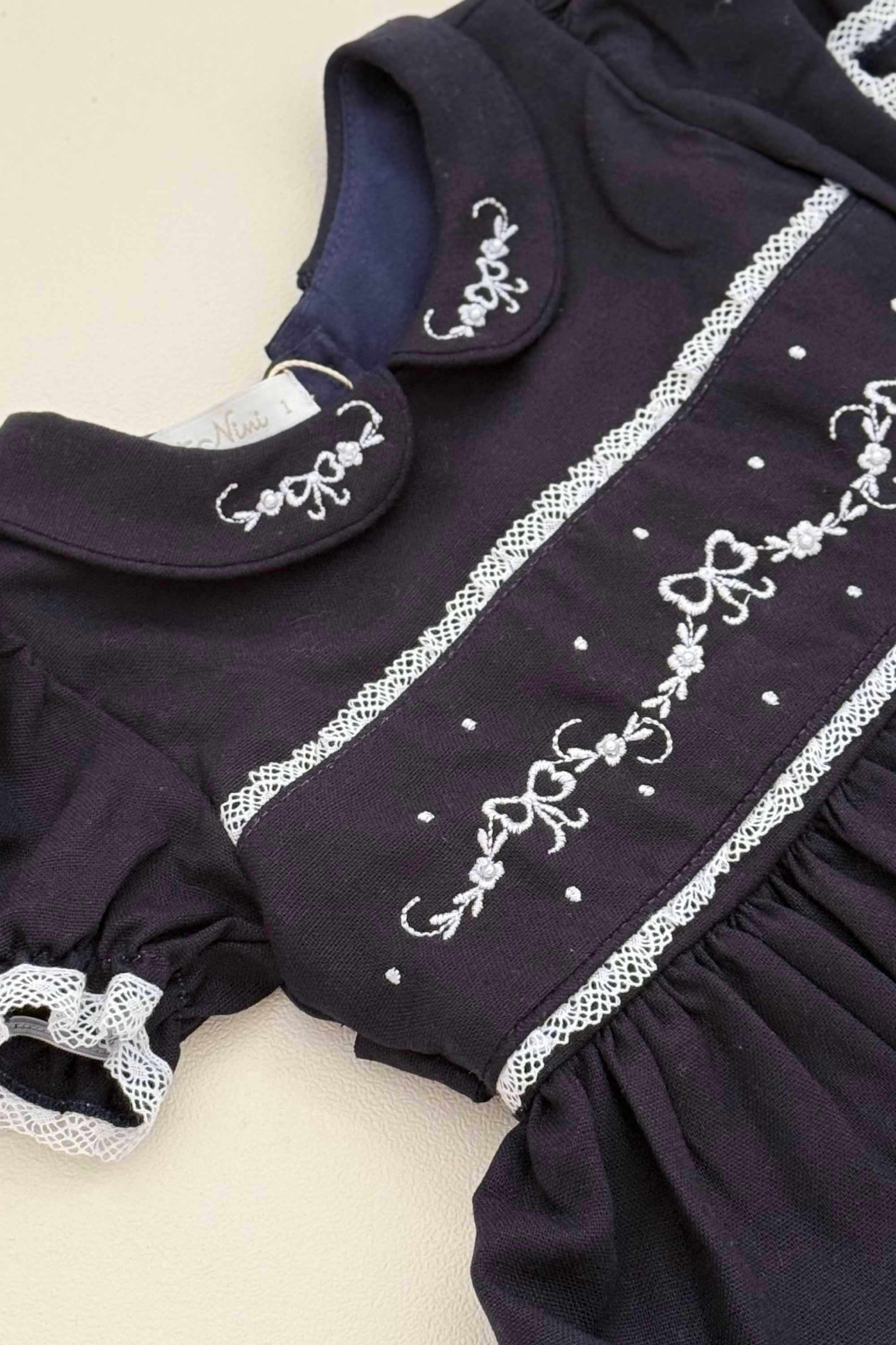 Vestido Infantil em Linho Bordado Festone Azul Marinho — foto 4