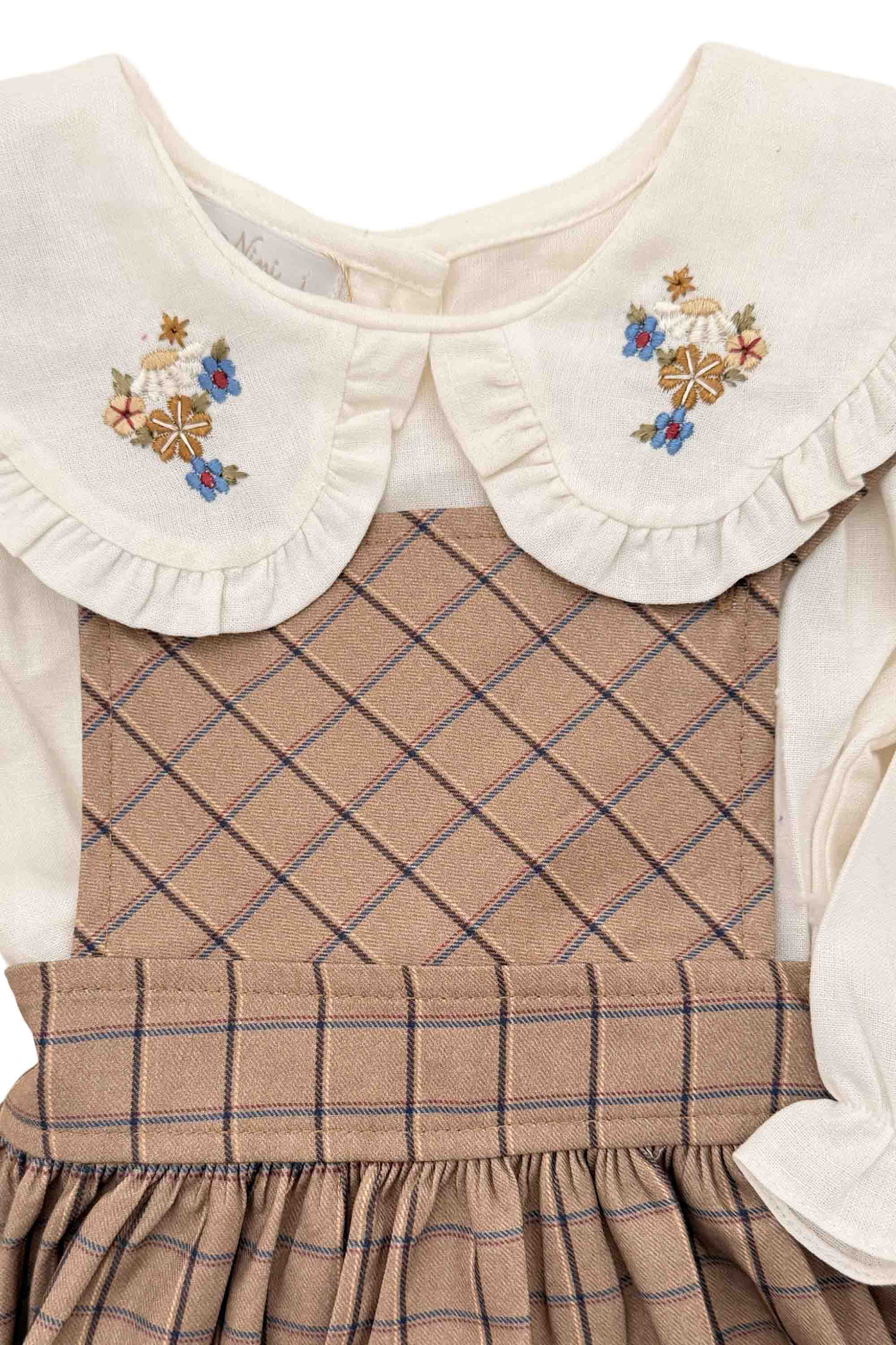 Salopete Infantil Xadrez Marrom com Camisa Em Linho Bordada — foto 2