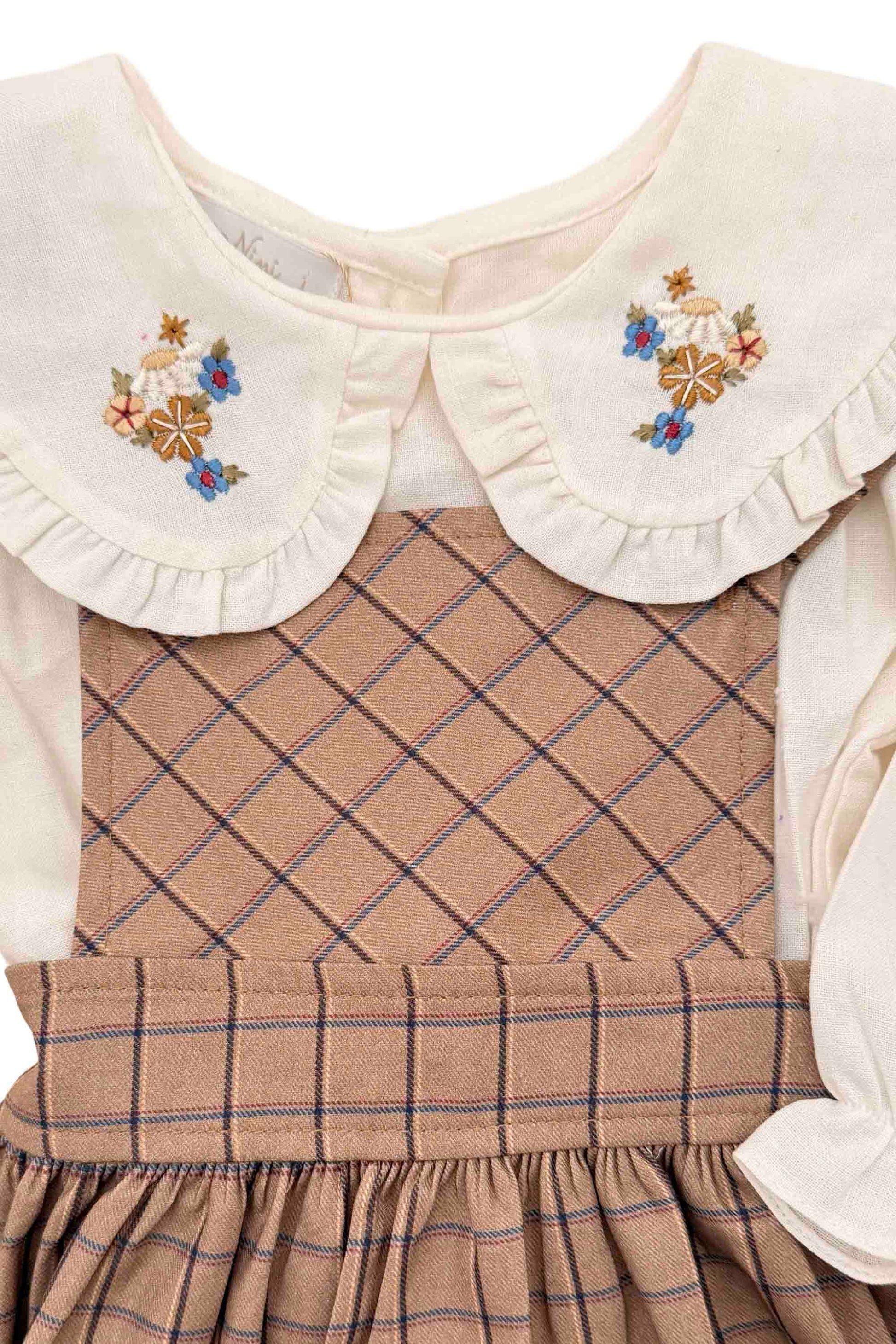 Salopete Infantil Xadrez Marrom com Camisa Em Linho Bordada — foto 2