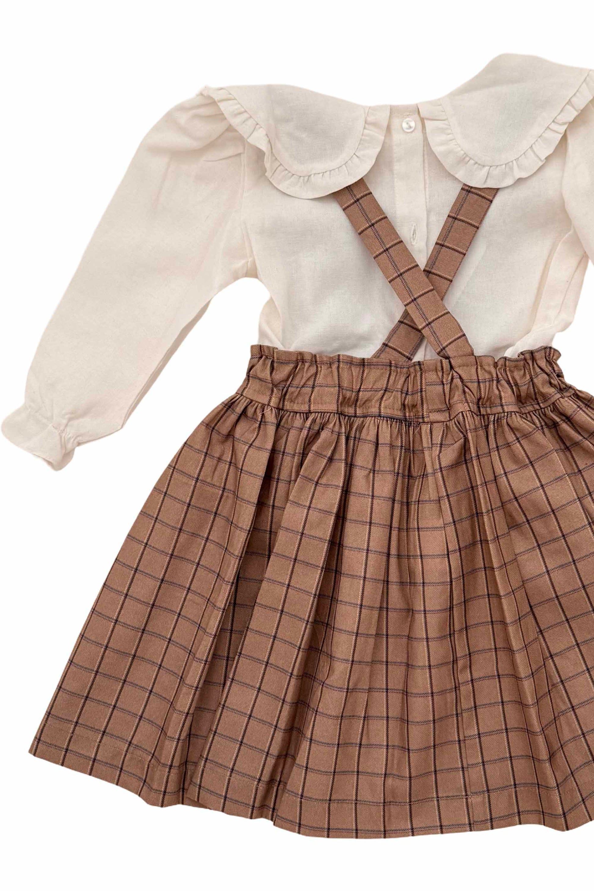 Salopete Infantil Xadrez Marrom com Camisa Em Linho Bordada