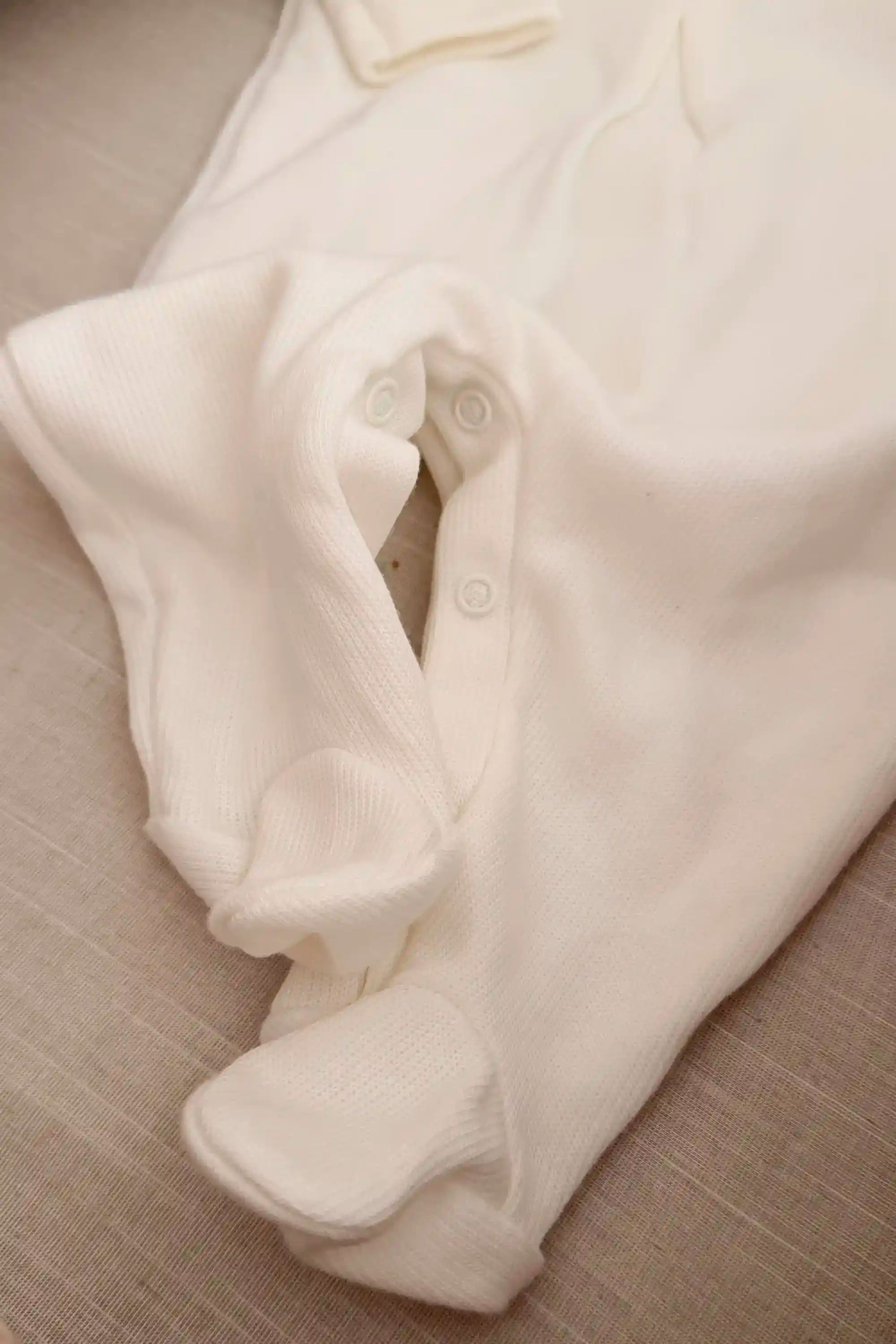 Macacão Bebê Malha Tricotada com Tule e Bordado Floral Off White — foto 4