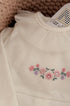 Macacão Bebê Malha Tricotada com Tule e Bordado Floral Off White — foto 3