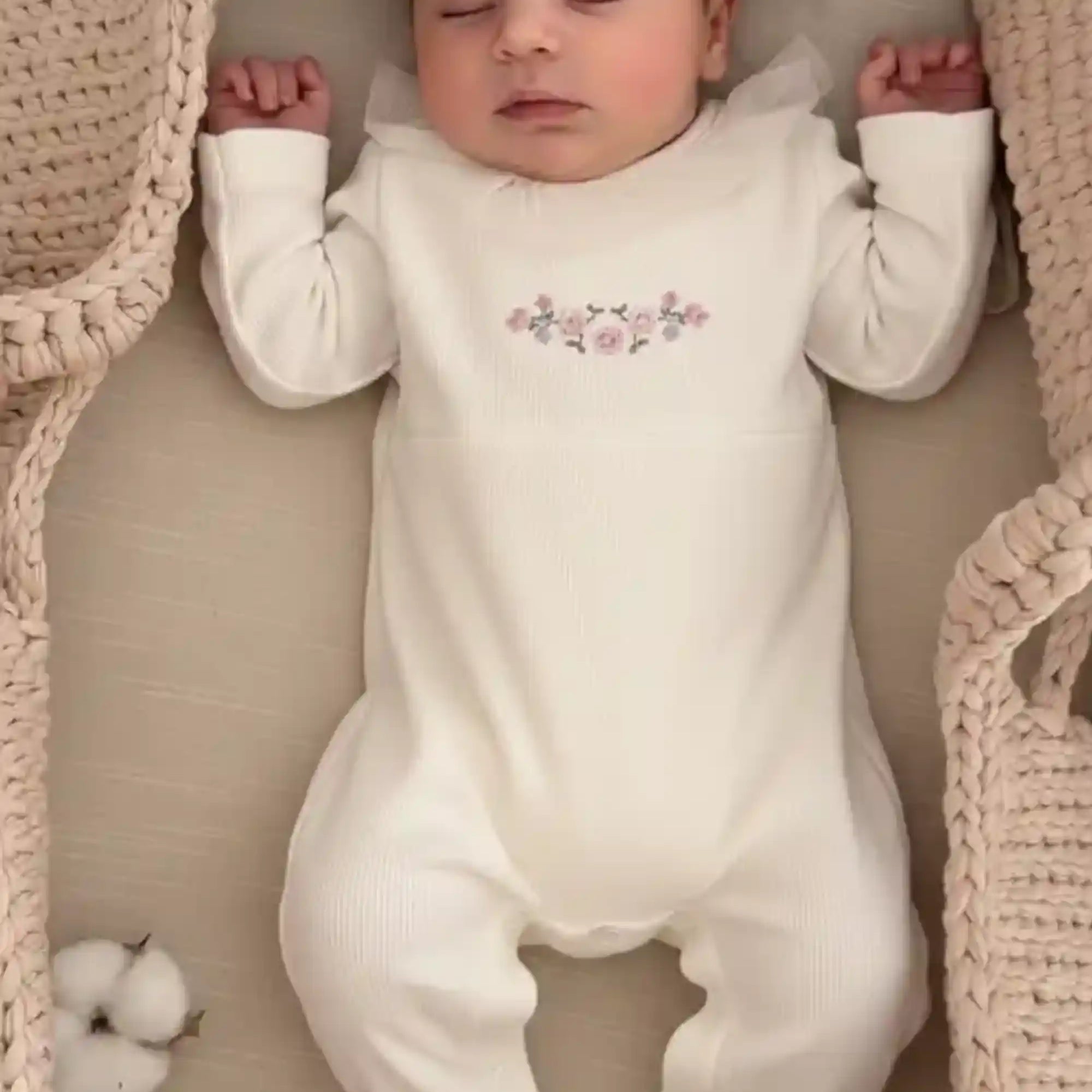 Macacão Bebê Malha Tricotada com Tule e Bordado Floral Off White — foto 1