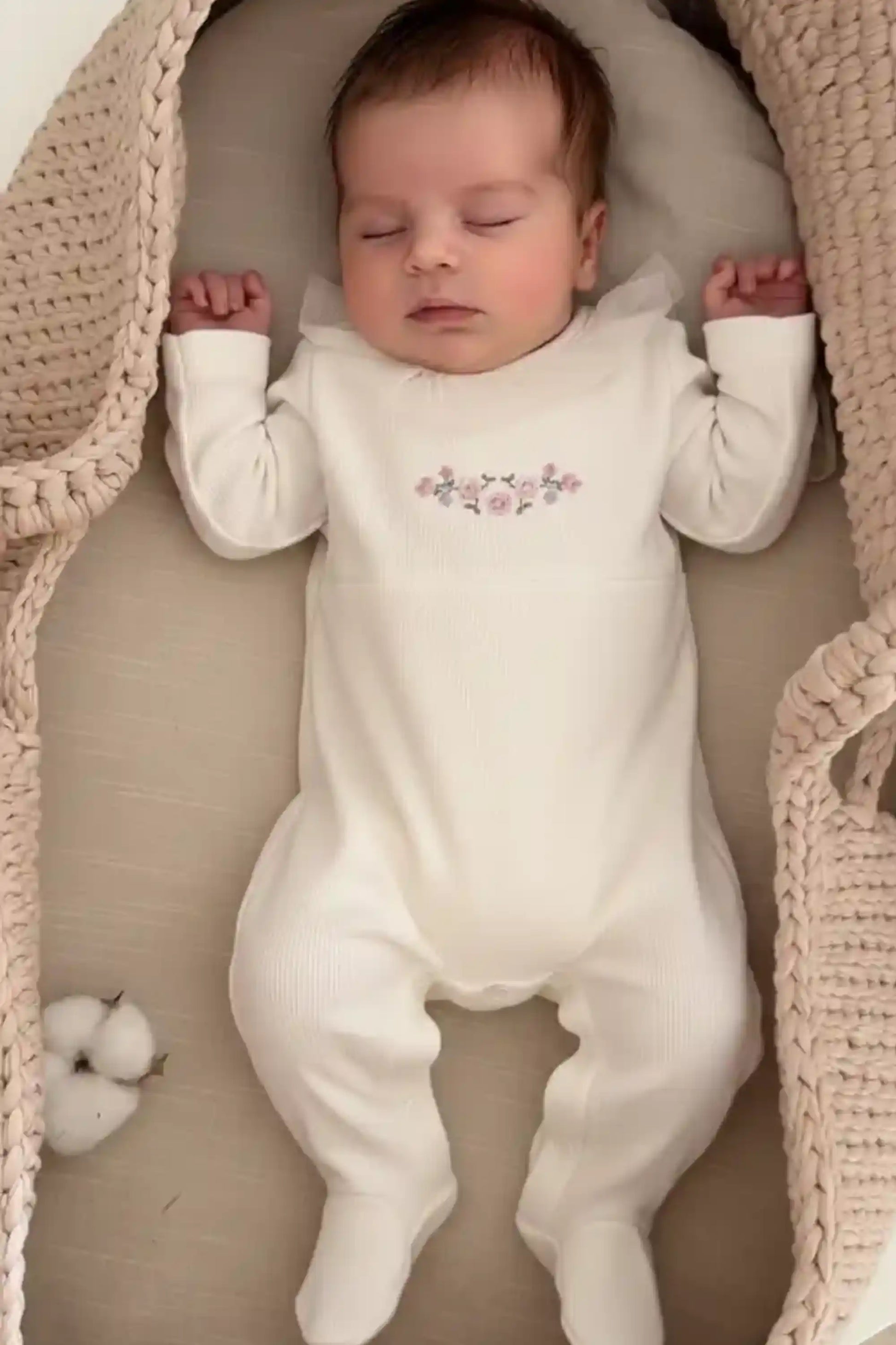 Macacão Bebê Malha Tricotada com Tule e Bordado Floral Off White — foto 1