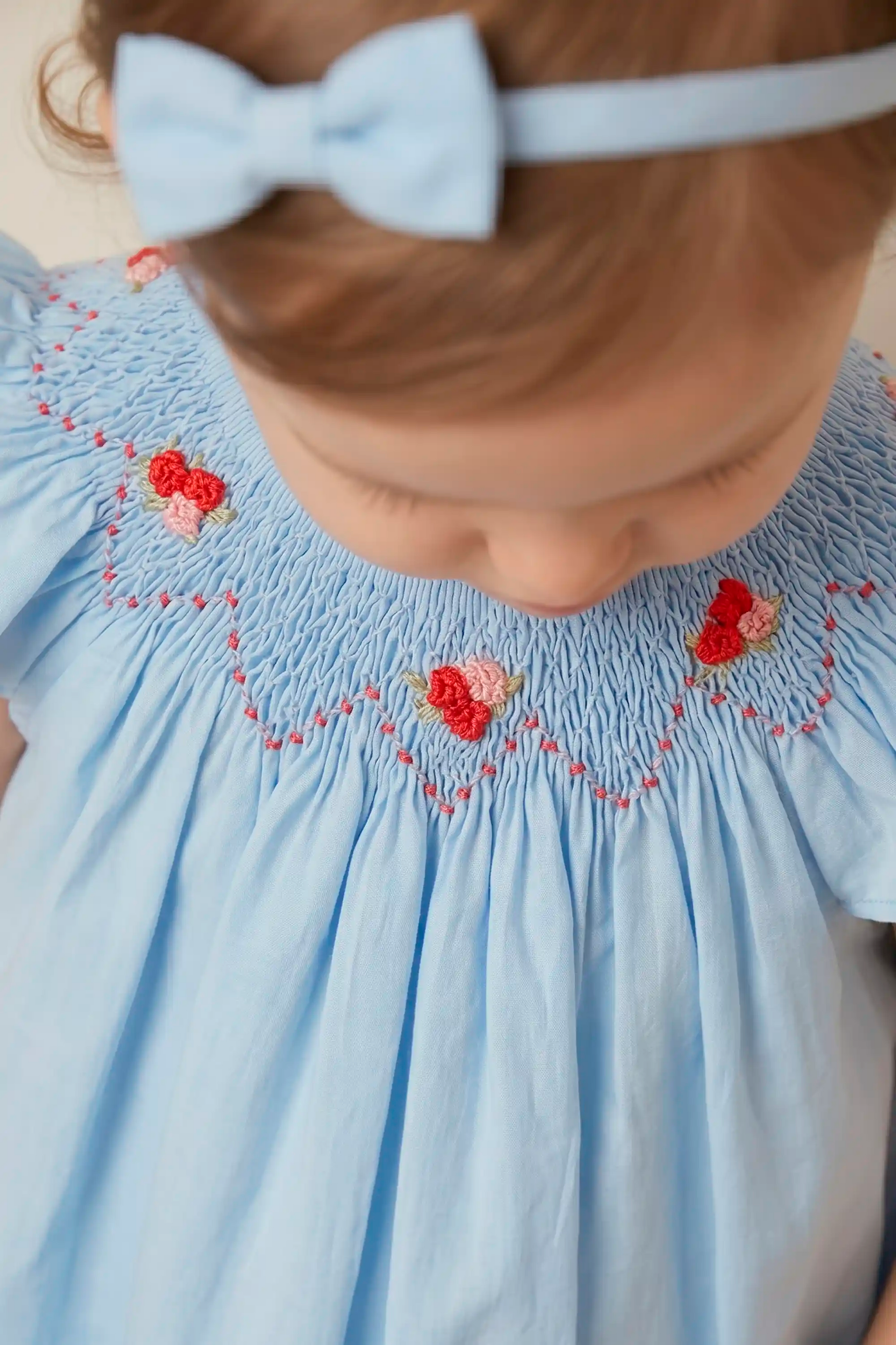Vestido Bebê Russinho Azul Bordado Floral Vermelho — foto 2