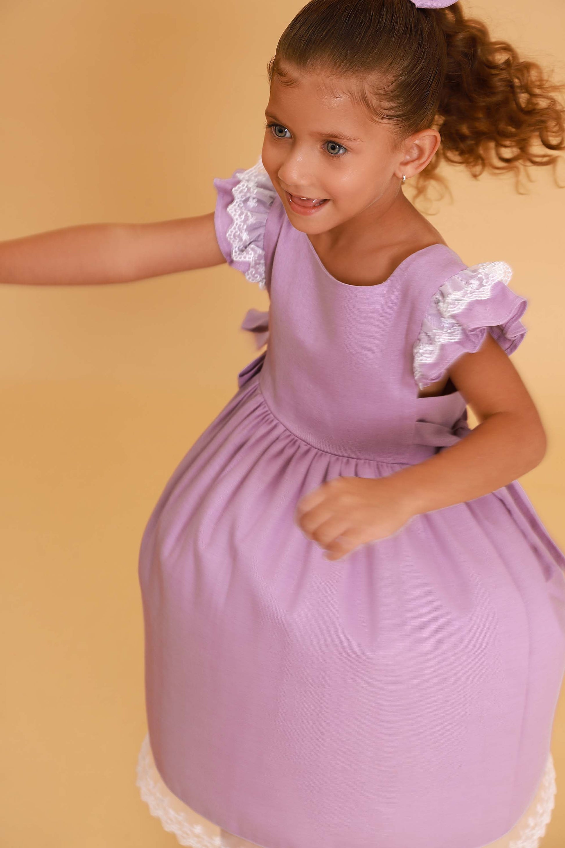 Vestido Infantil Lilás em Linho com Detalhe Renda
