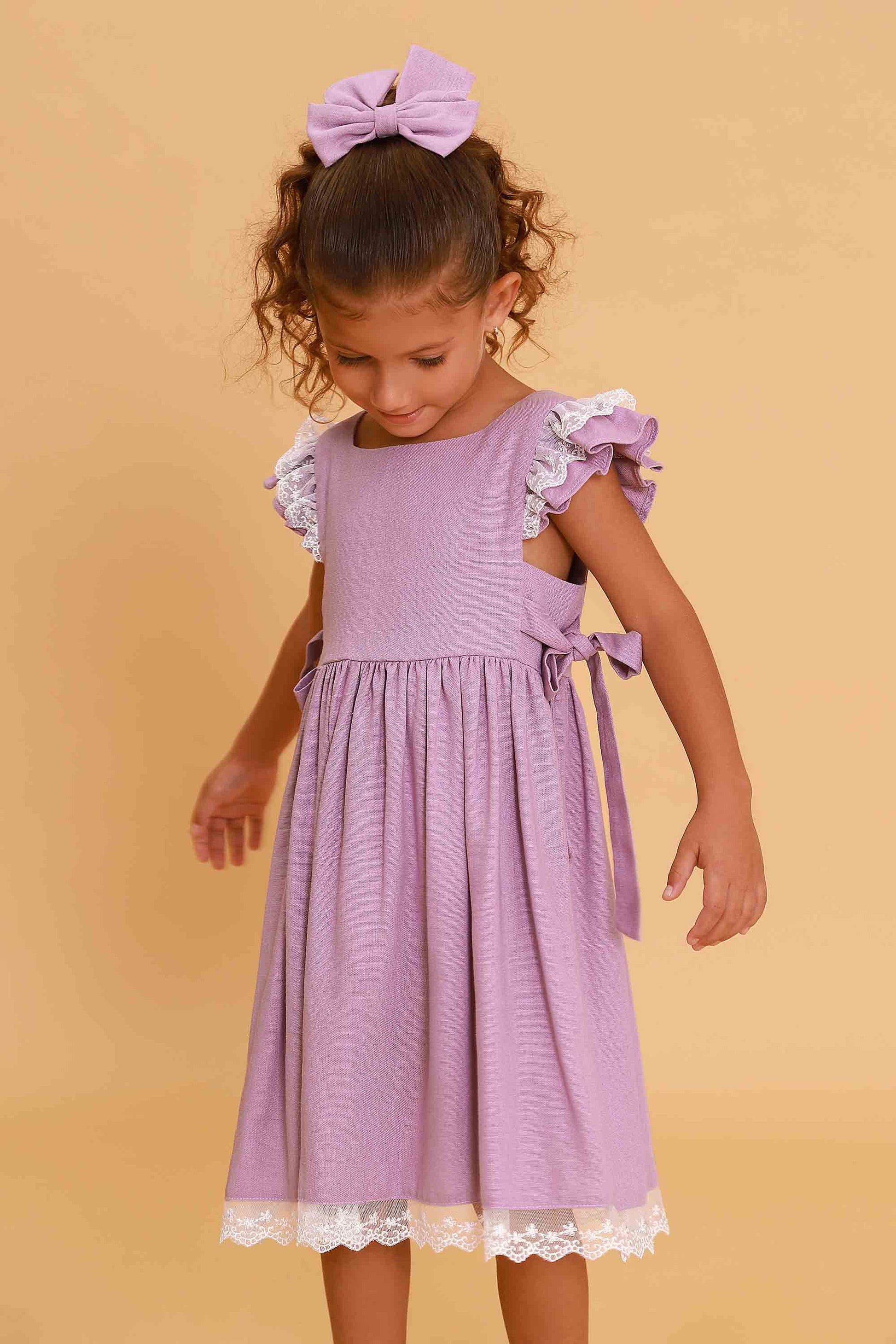 Vestido Infantil Lilás em Linho com Detalhe Renda