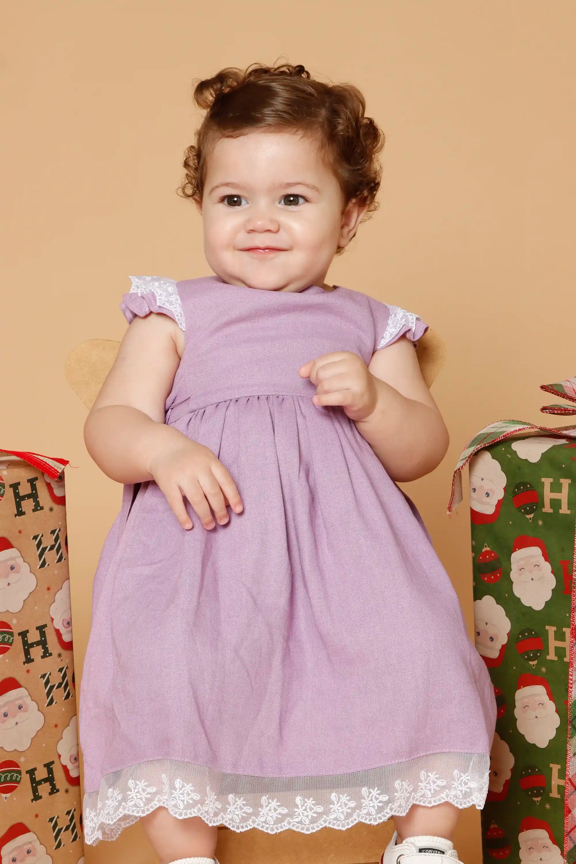 Vestido Infantil Lilás em Linho com Detalhe Renda — foto 3