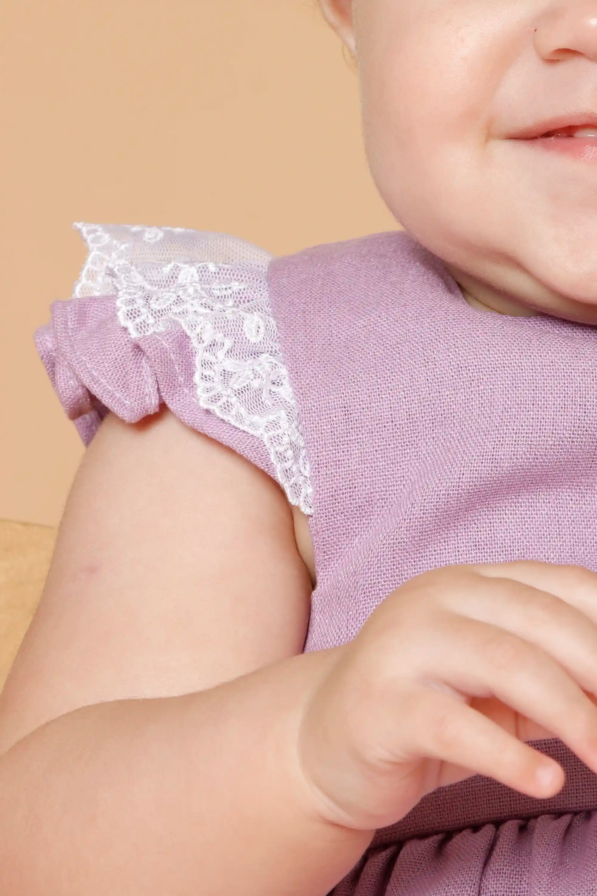 Vestido Infantil Lilás em Linho com Detalhe Renda — foto 2