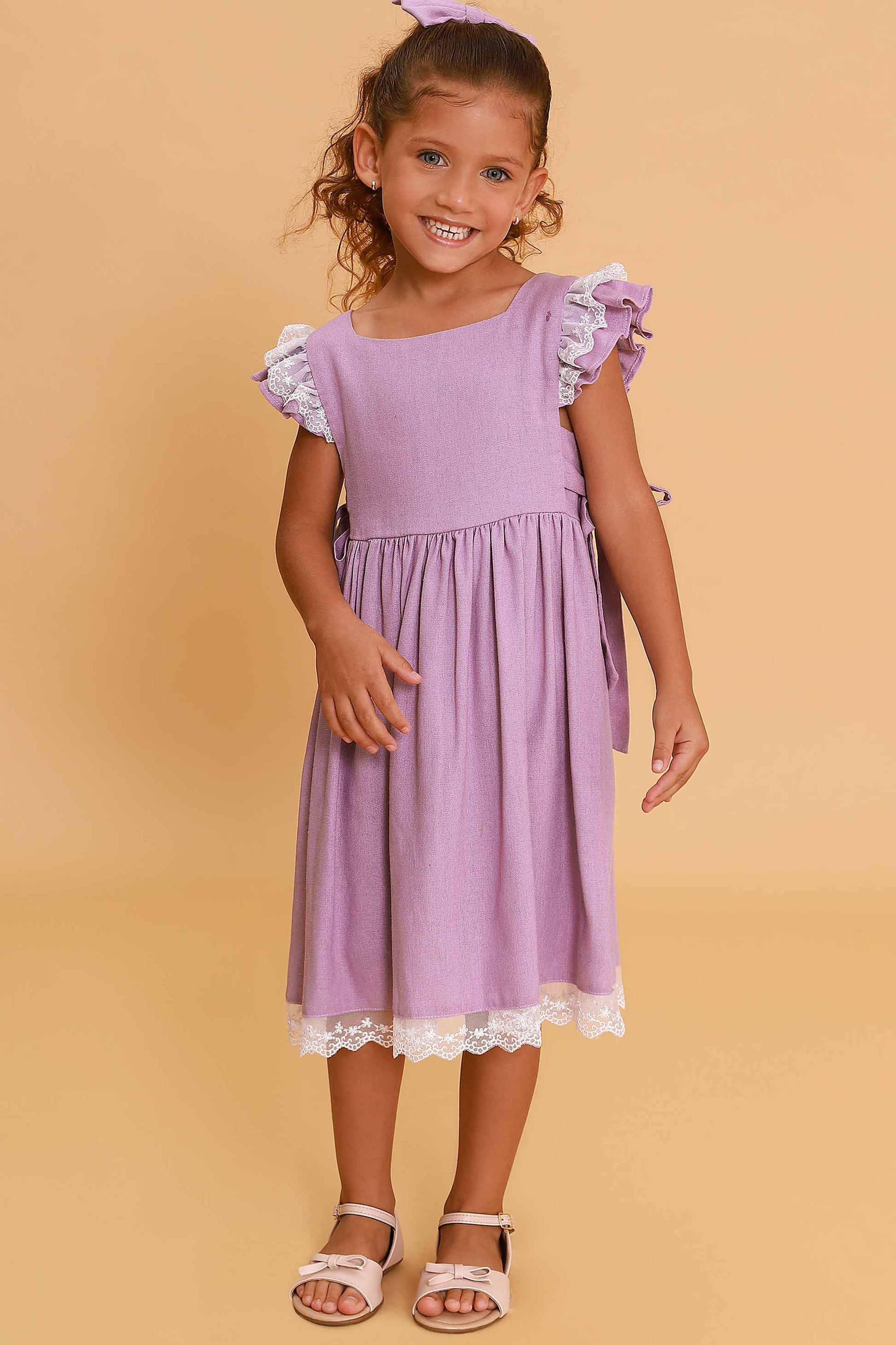 Vestido Infantil Lilás em Linho com Detalhe Renda