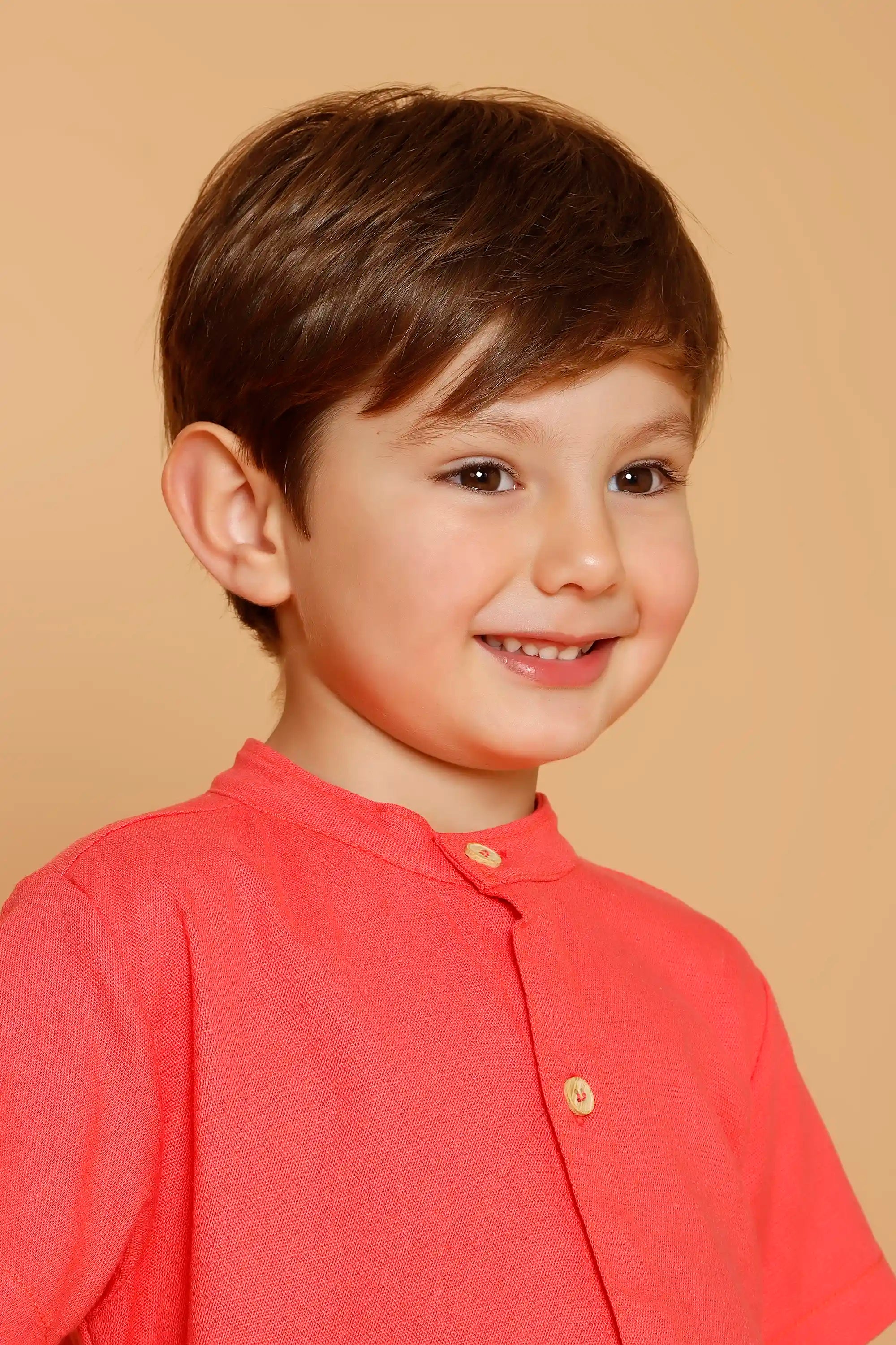 Camisa Bata Infantil em Linho Vermelho com Gola Padre — foto 2