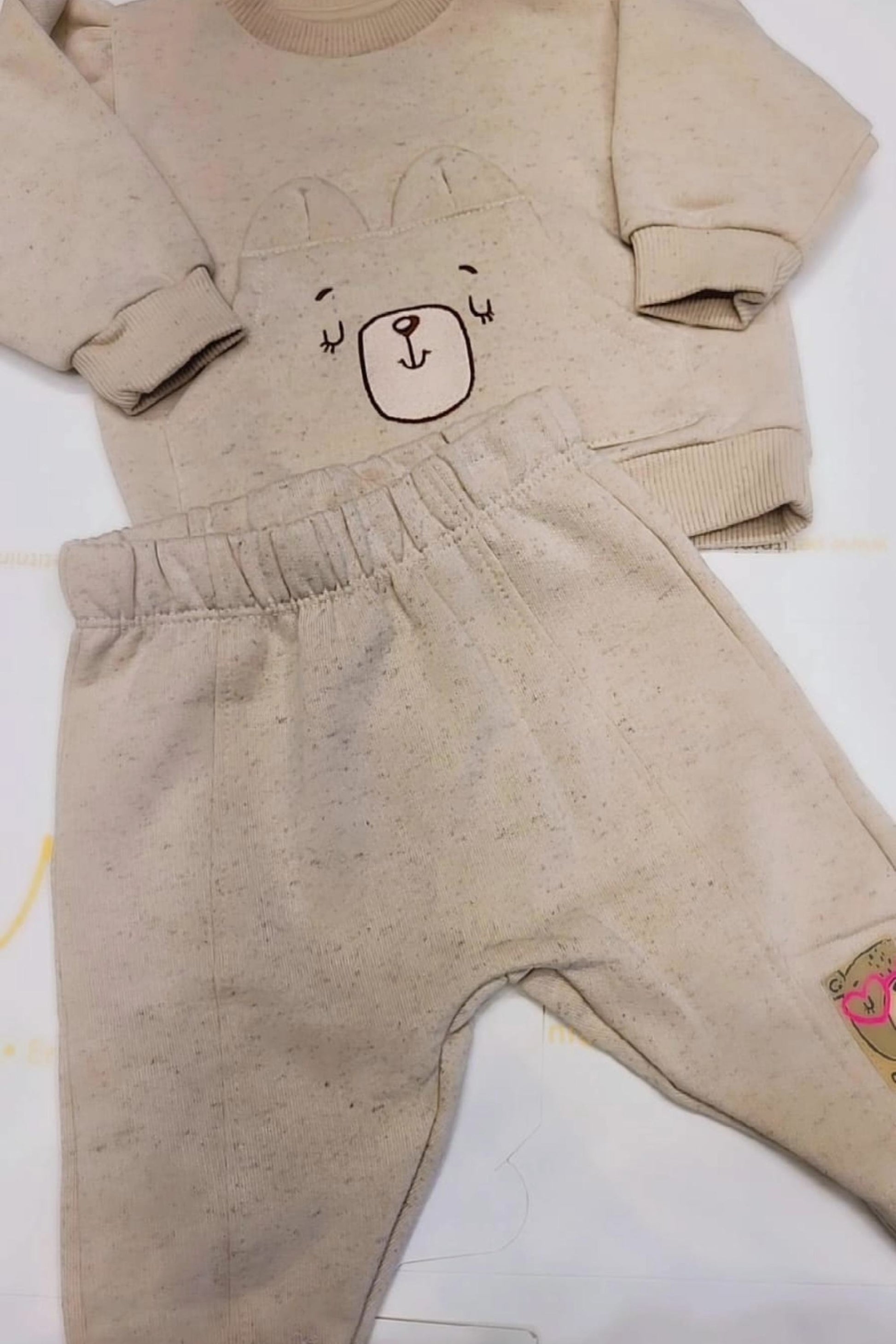 Conjunto Infantil em Moletom Bege com Bordado de Ursinho Fofo e Bolso — foto 5