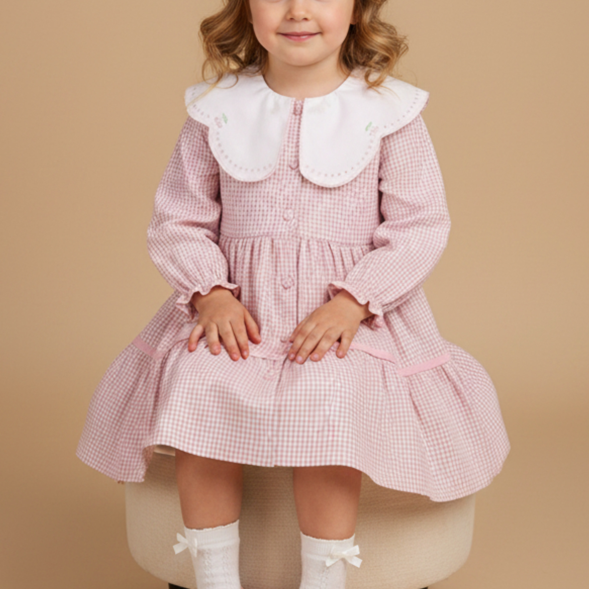 Vestido Vichy Rosa com Gola Bordada de Cerejas — foto 1