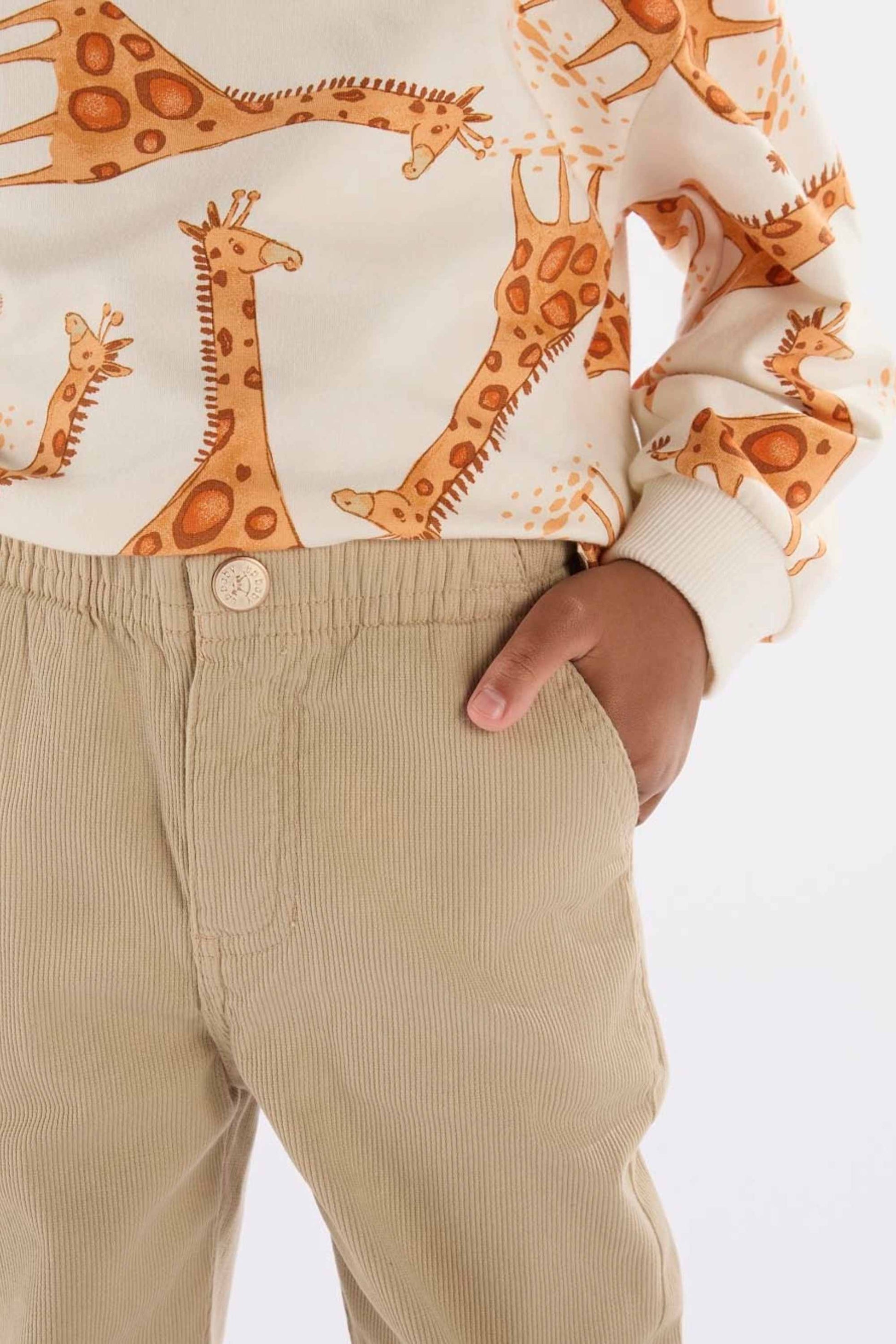 Calça Infantil em Sarja Cotelê com Elastano Cor Cáqui para Meninos — foto 4