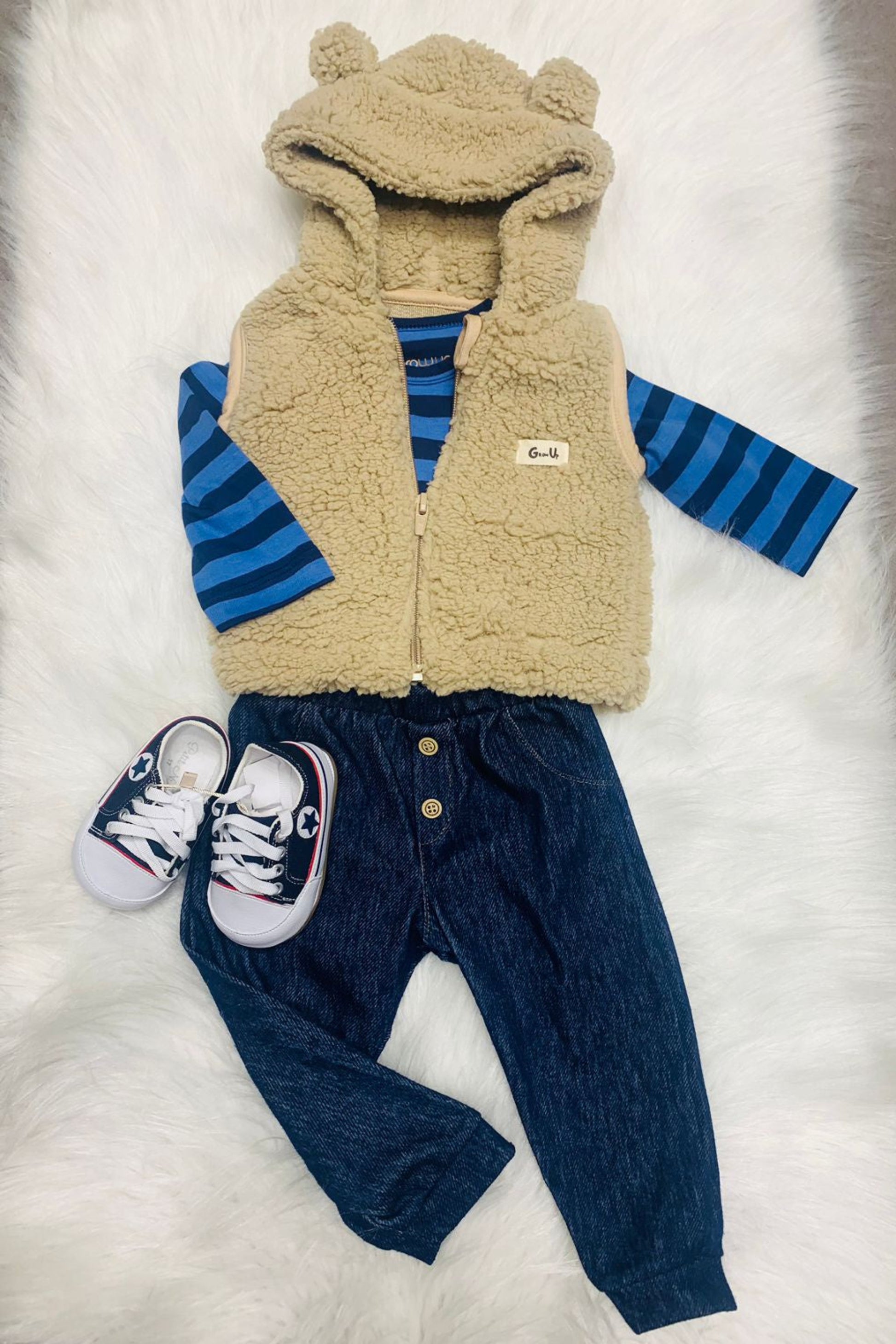 Conjunto Infantil Inverno 3 Peças Colete Peluciado Body Listrado e Calça Jeans — foto 2