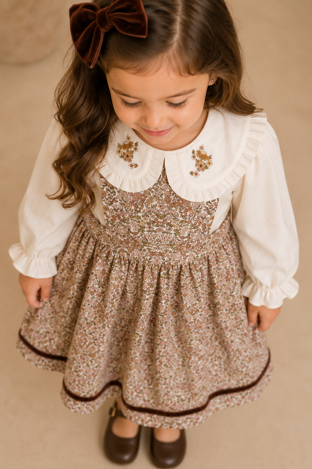 Salopete Infantil Floral com Camisa de Linho Bordada