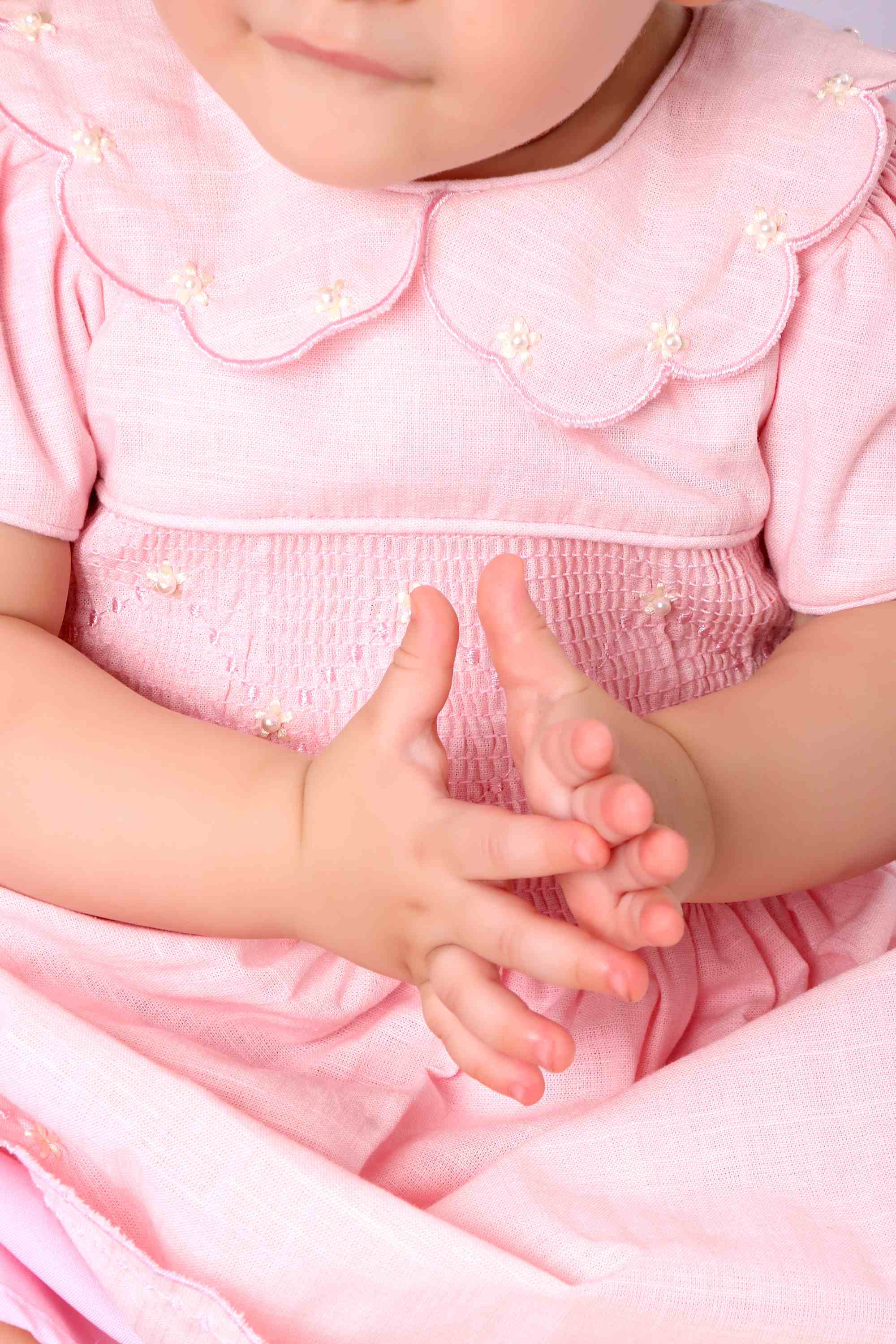 Vestido Bebê Casinha de Abelha Rosa Claro Festone — foto 2