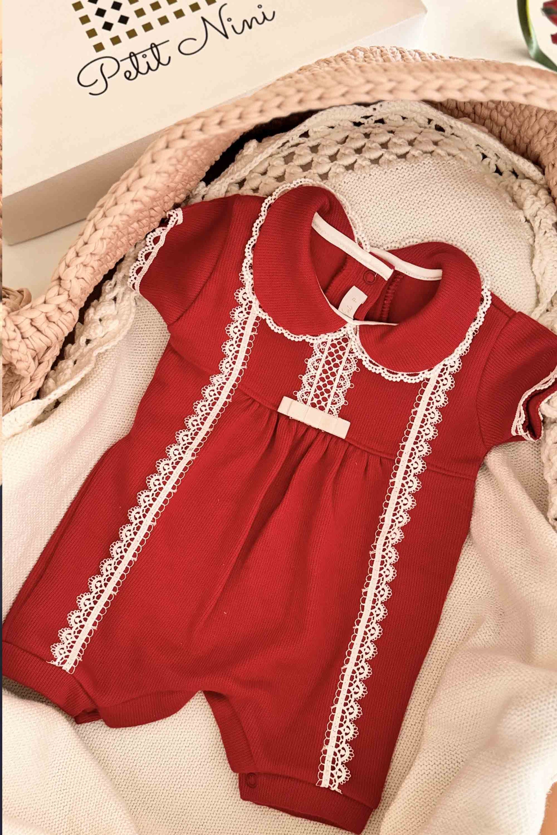 Romper em Tricotil Vermelho Rendas e Laço Chanel Cecilia — foto 4