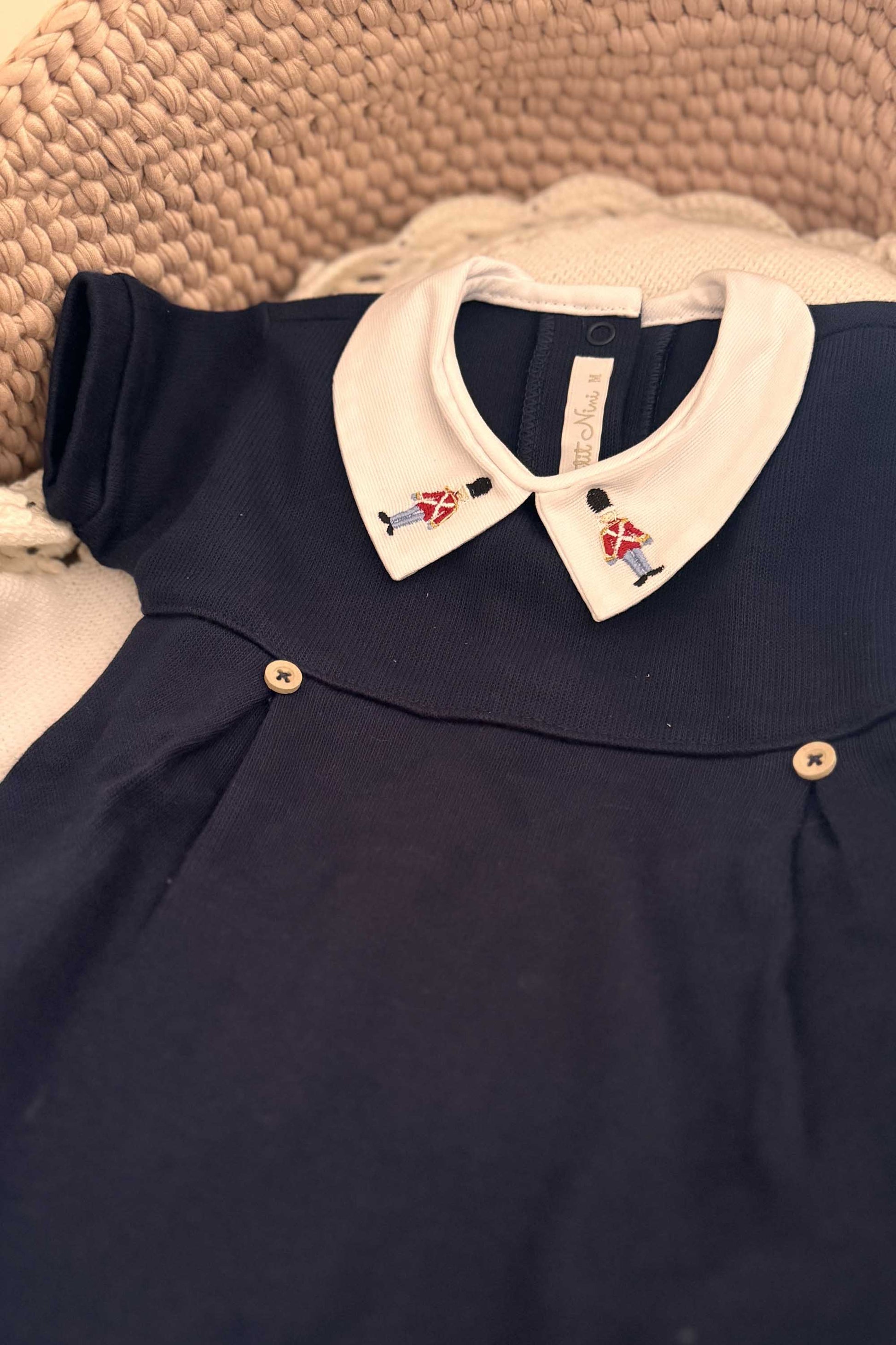 Romper de Tricotil com Bordado Soldadinho Azul Marinho — foto 4