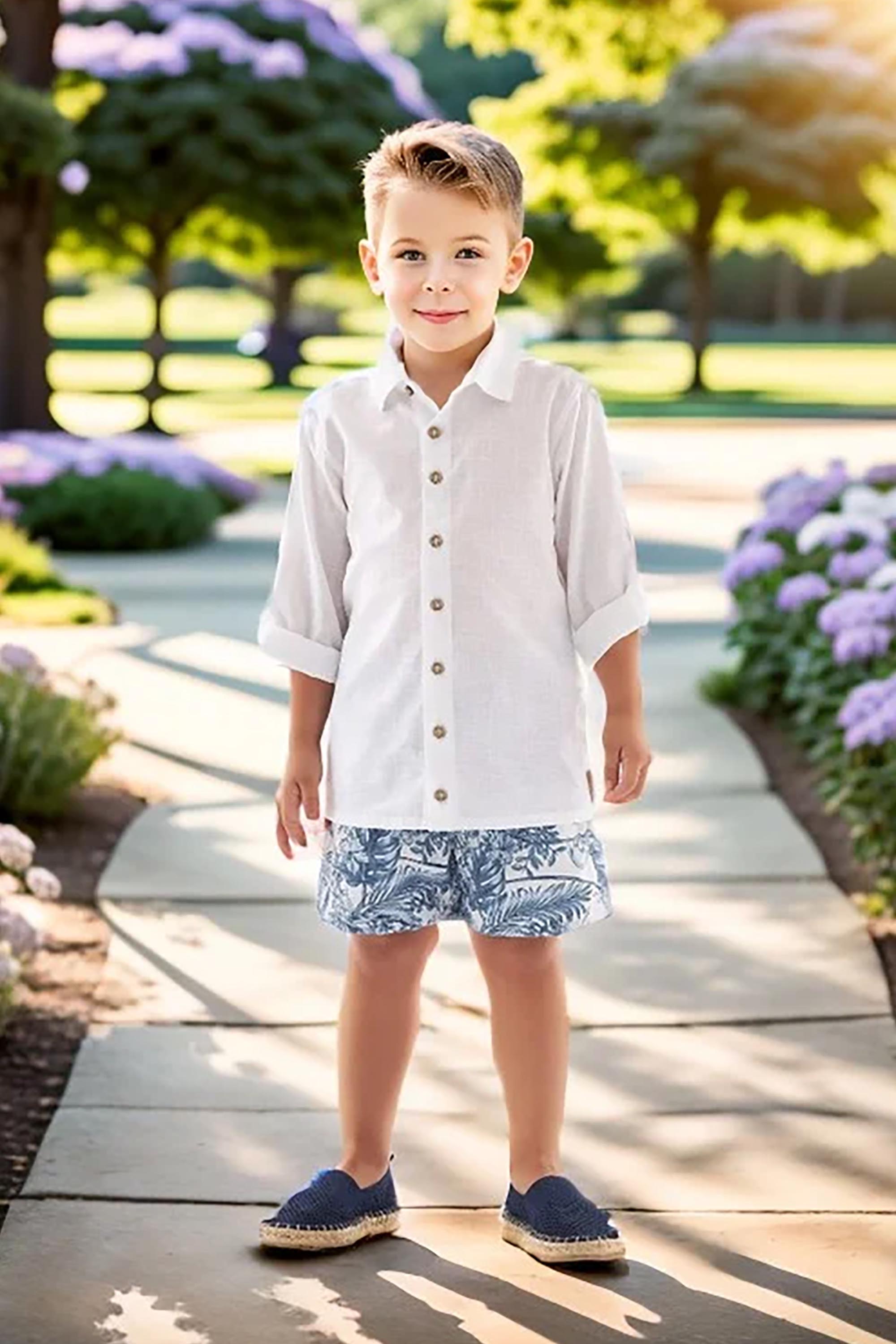 Conjunto Camisa Branca e Shorts com Estampa Tropical para Meninos — foto 2