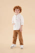 Conjunto Infantil para Menino Camisa Branca e Calça Sarja Caramelo — foto 1