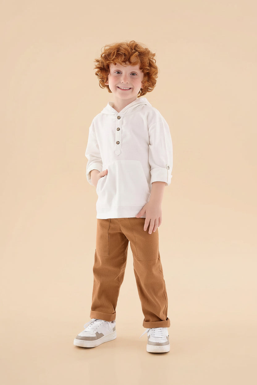 Conjunto Infantil para Menino Camisa Branca e Calça Sarja Caramelo — foto 1
