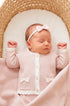 Conjunto Maternidade 3 peças Jardineira Cardigan e Manta Gabbrielle Rosa — foto 3