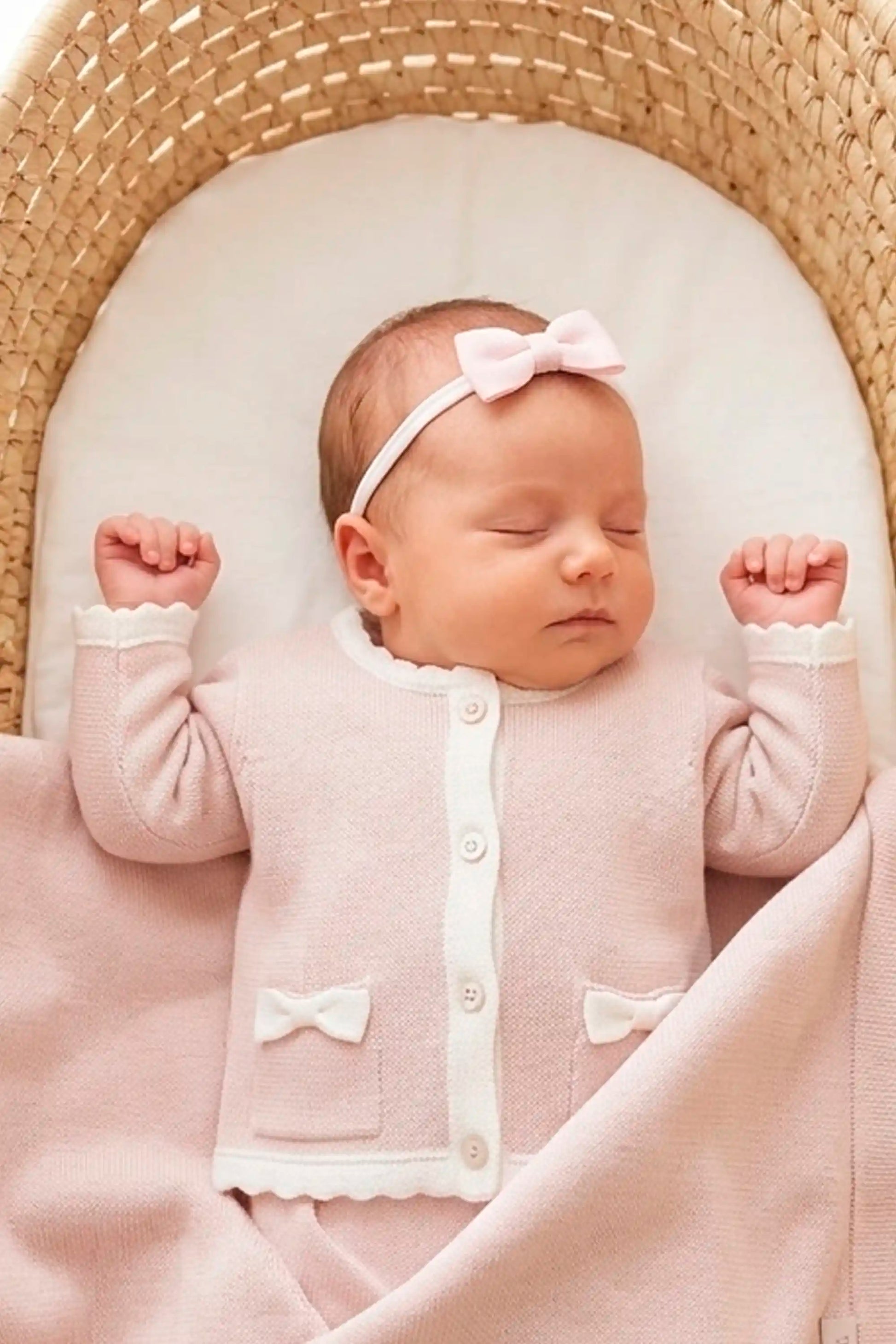 Conjunto Maternidade 3 peças Jardineira Cardigan e Manta Gabbrielle Rosa — foto 3