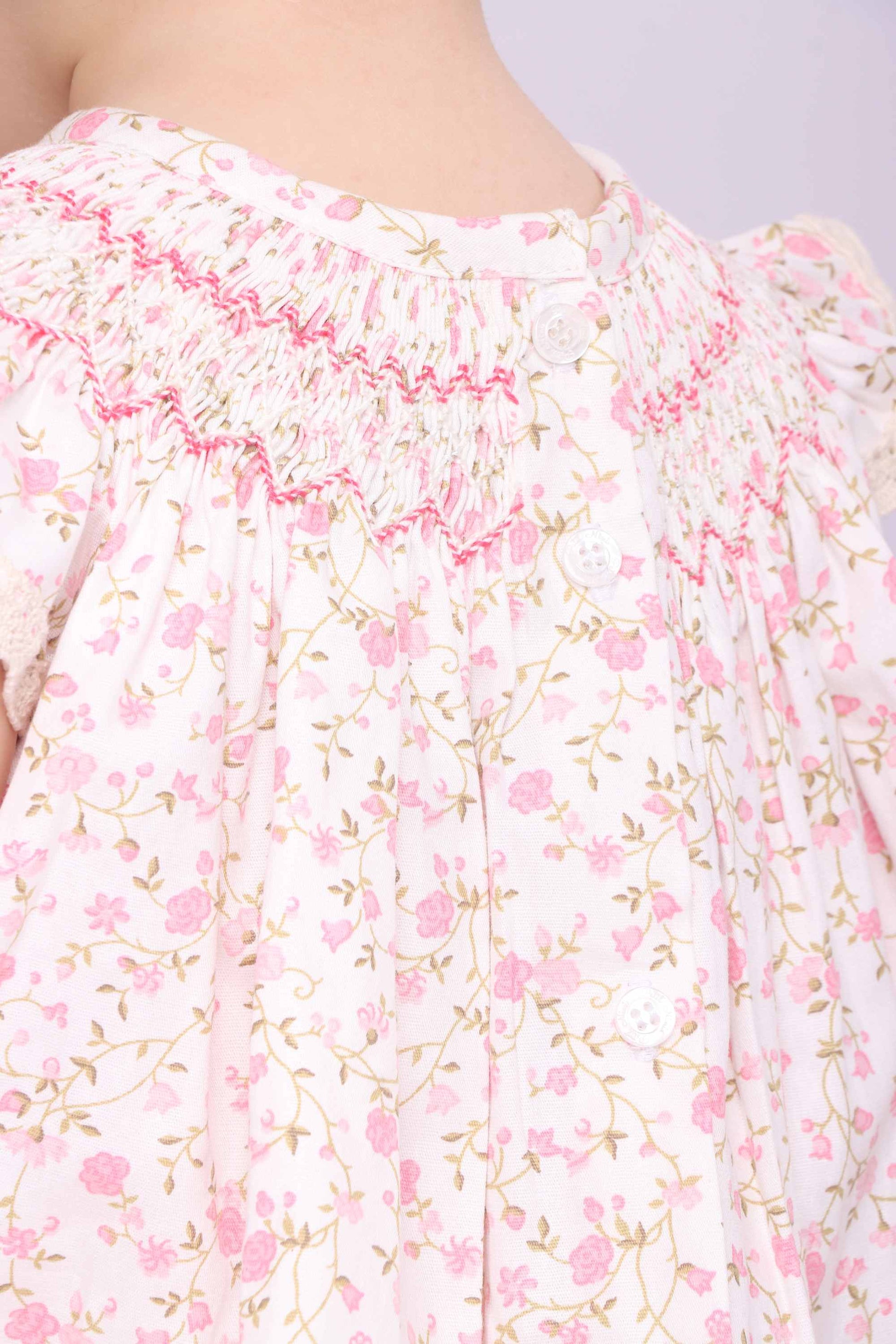 Vestido Russinho Casinha de Abelha e Estampa Floral Bata e Shorts — foto 4