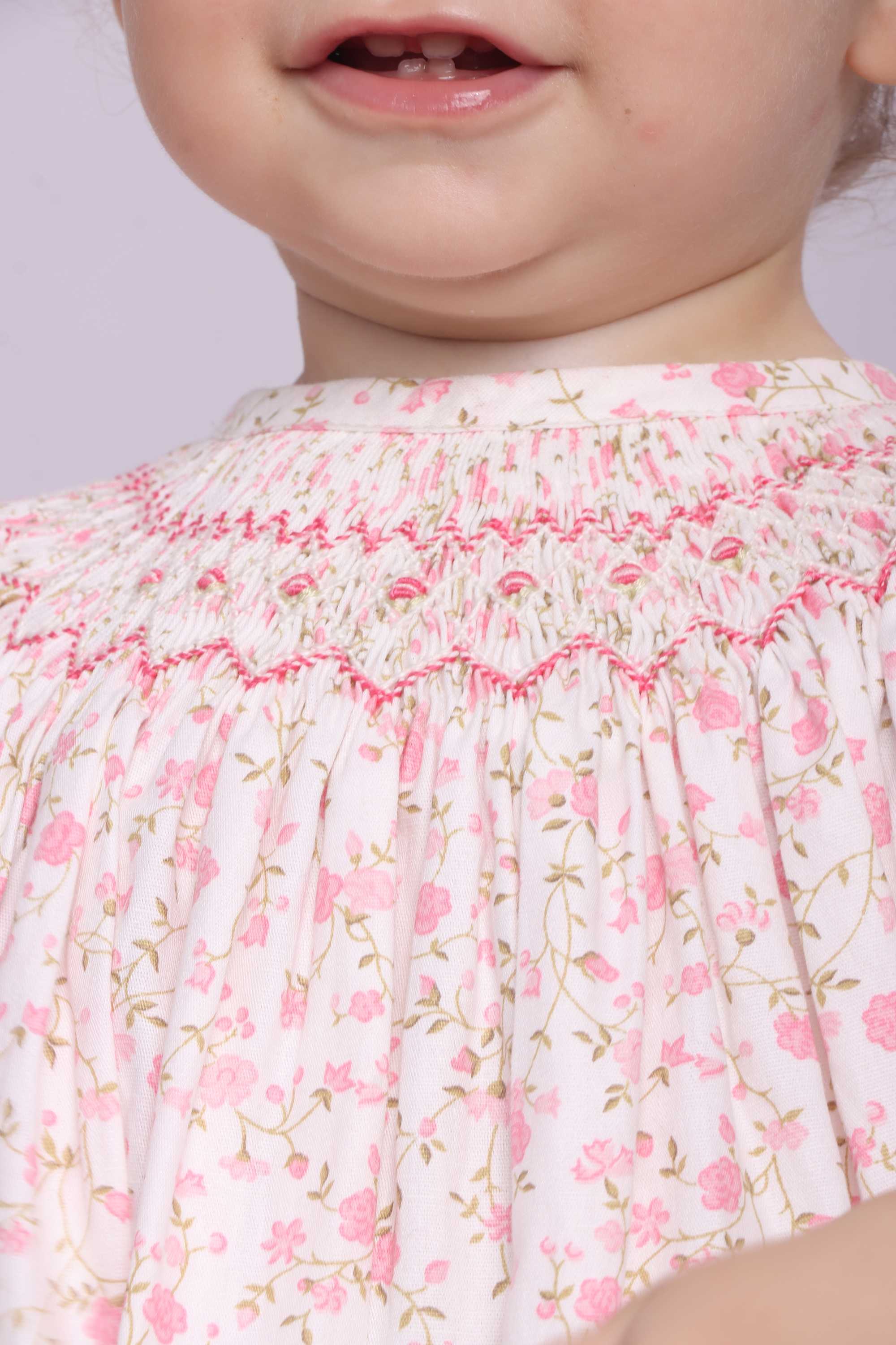 Vestido Russinho Casinha de Abelha e Estampa Floral Bata e Shorts — foto 2