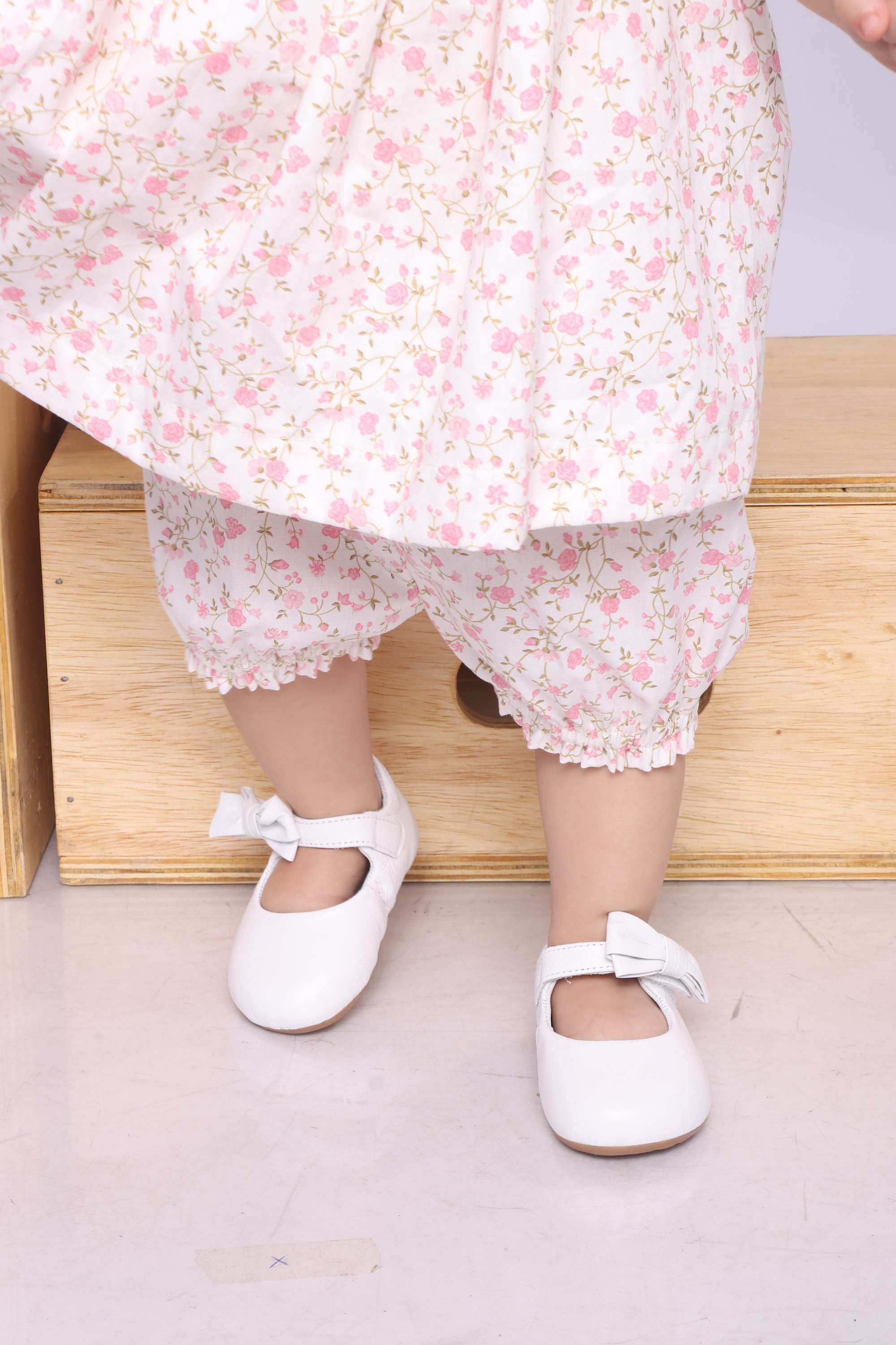 Sapatilha Bebê Branca Fechamento em Velcro — foto 2