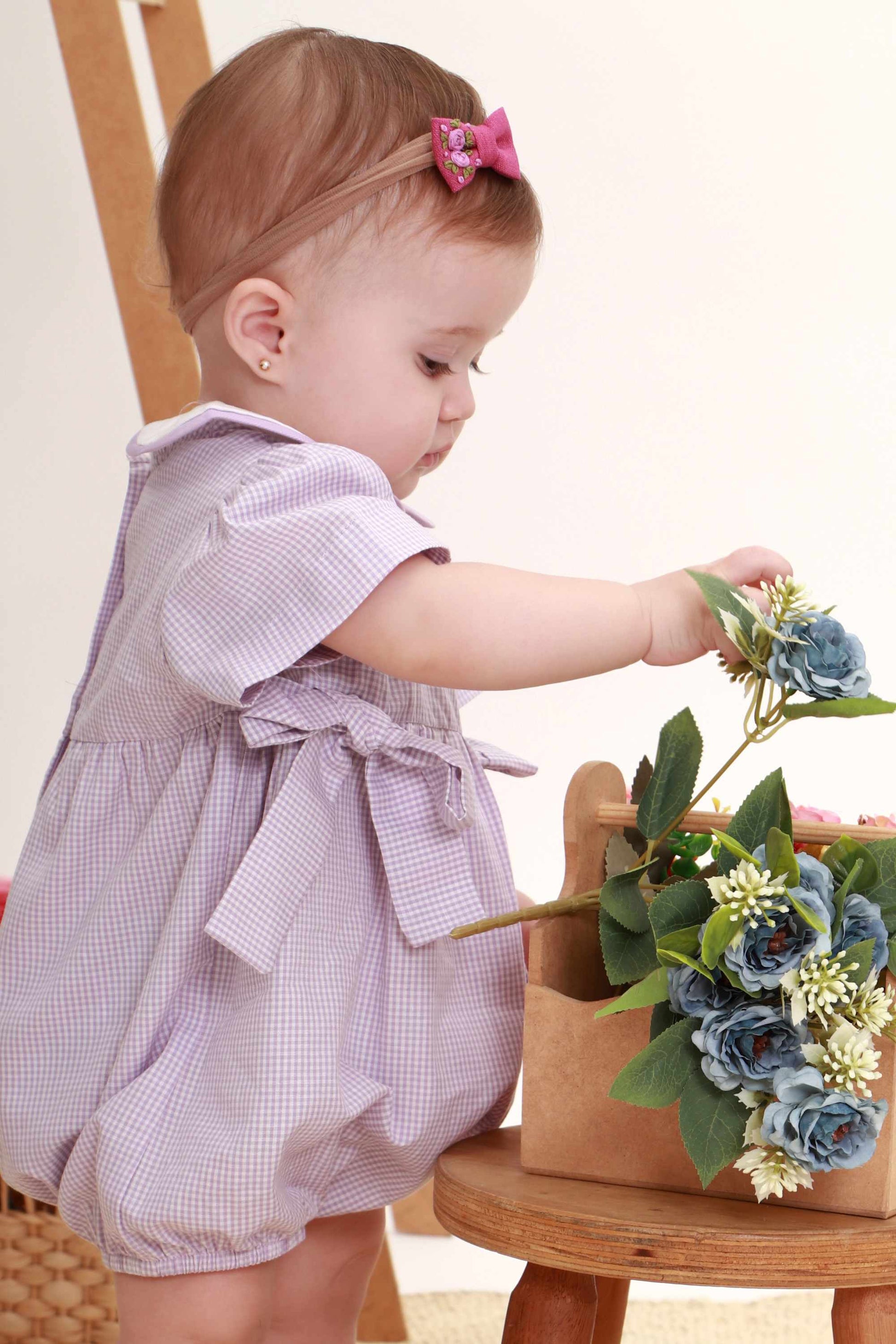 Romper para Bebê Xadrez Lilás Exclusivo Petit Nini Gola Bordada — foto 3