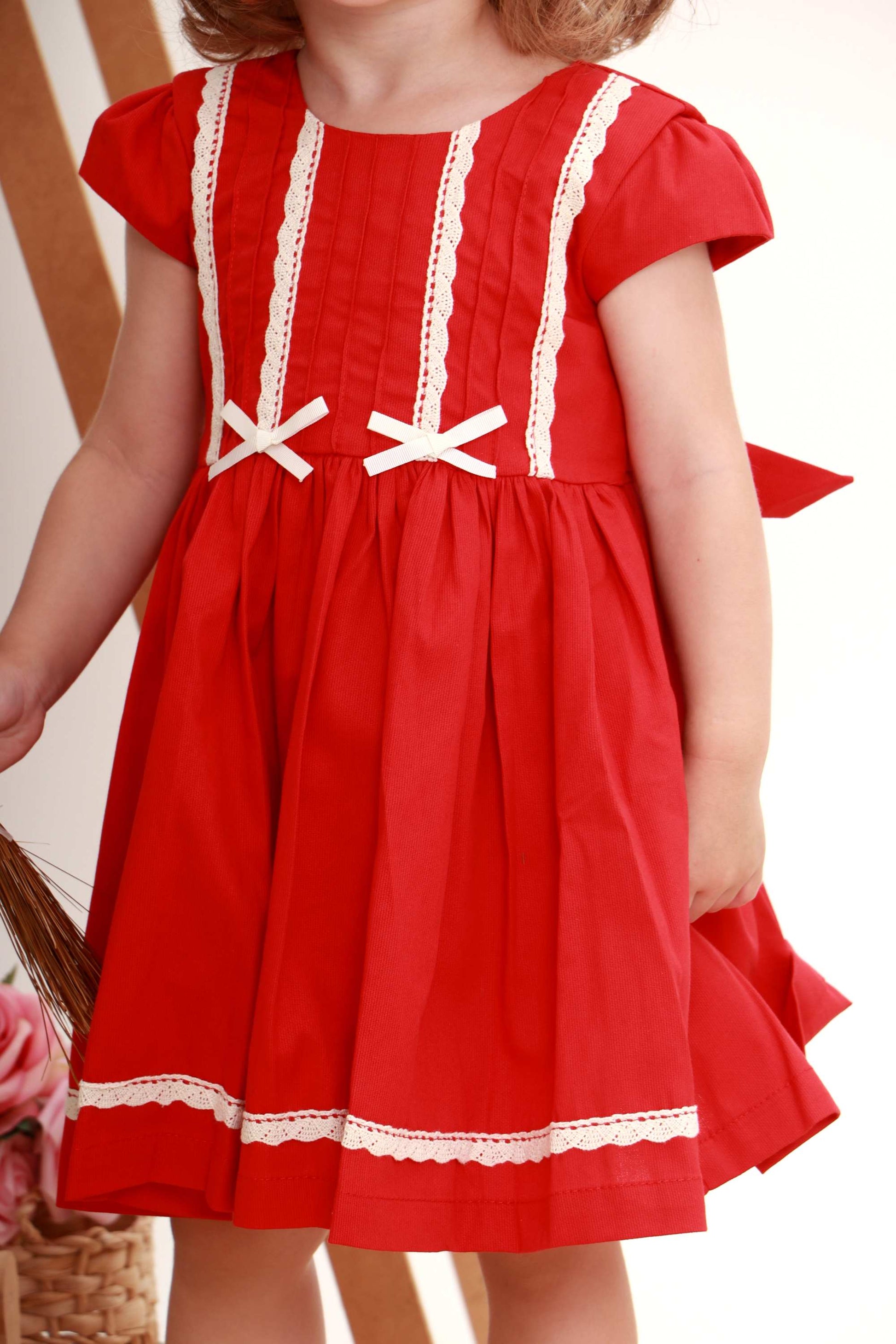 Vestido Infantil Letizia em Fustão com Renda e Nervuras Vermelho — foto 4