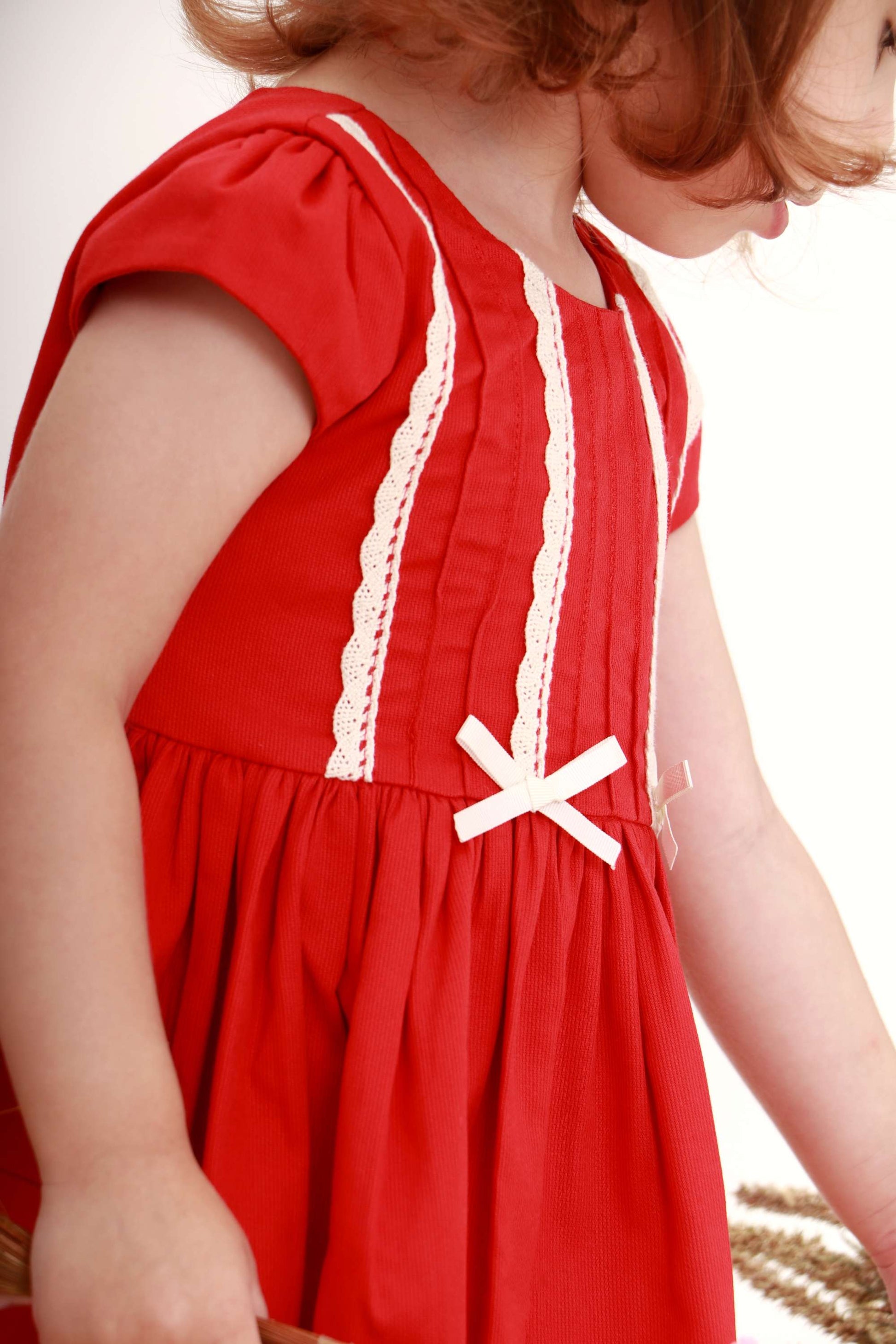 Vestido Infantil Letizia em Fustão com Renda e Nervuras Vermelho — foto 5