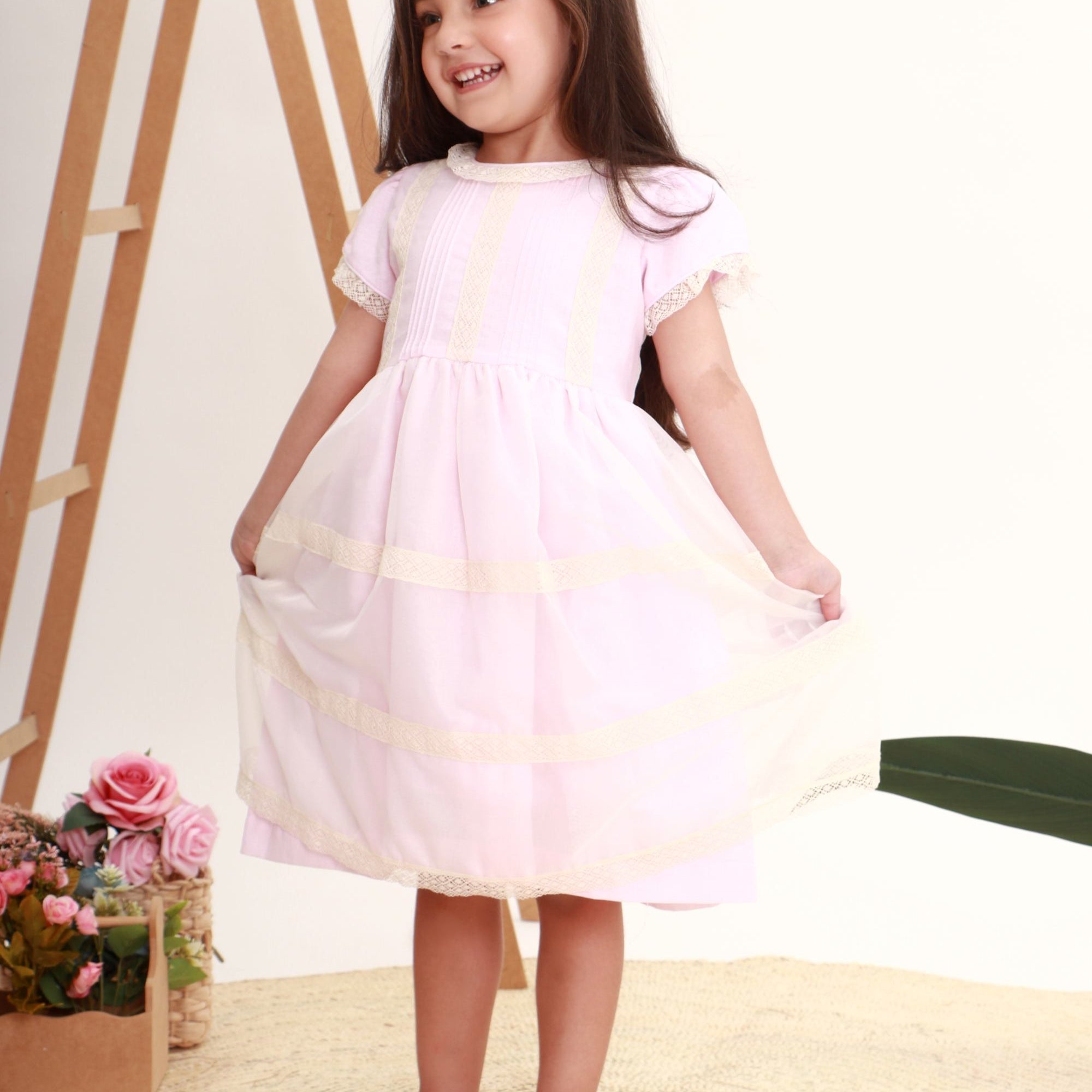 Vestido Infantil de Voal Rosa com Detalhes em Renda — foto 1