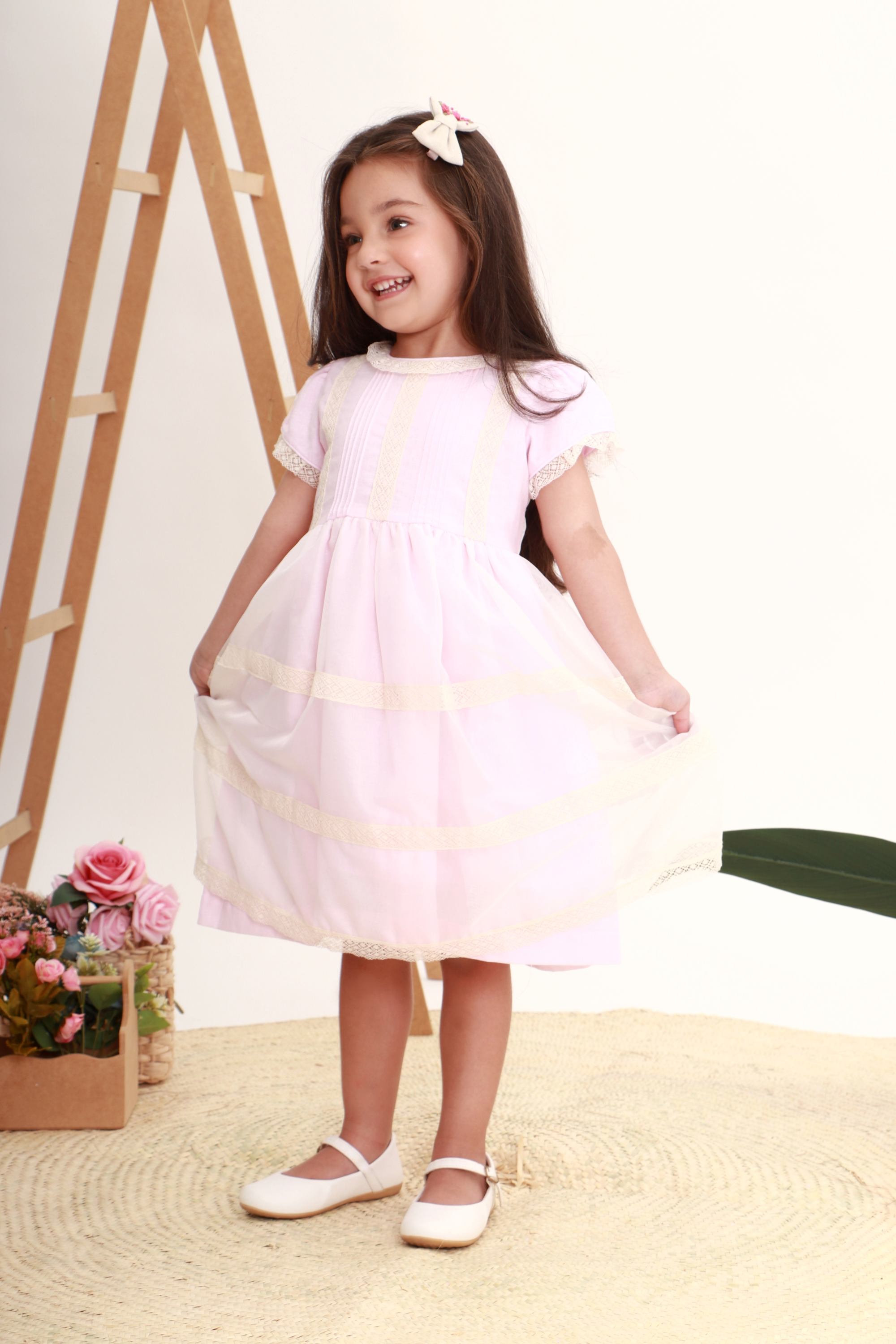 Vestido Infantil de Voal Rosa com Detalhes em Renda — foto 1