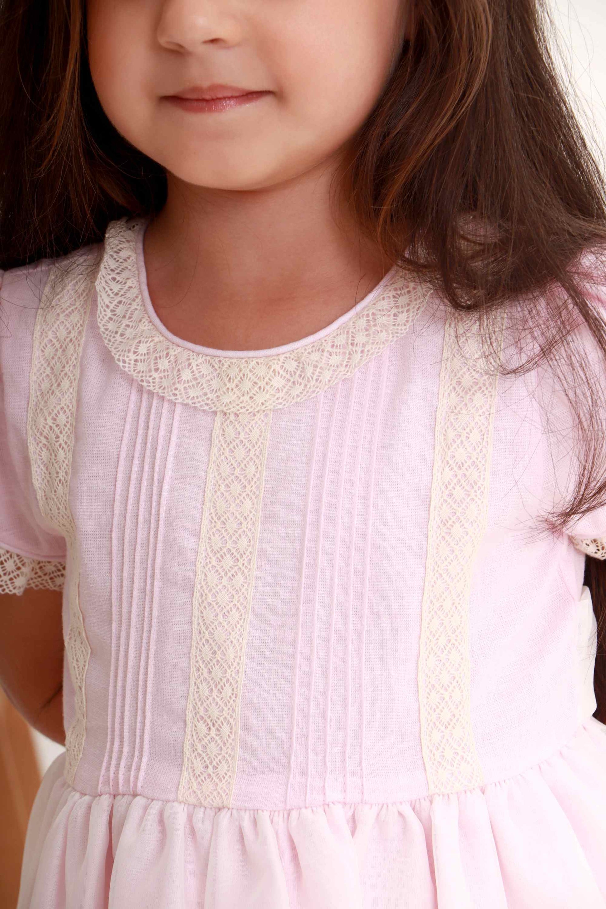 Vestido Infantil de Voal Rosa com Detalhes em Renda — foto 4
