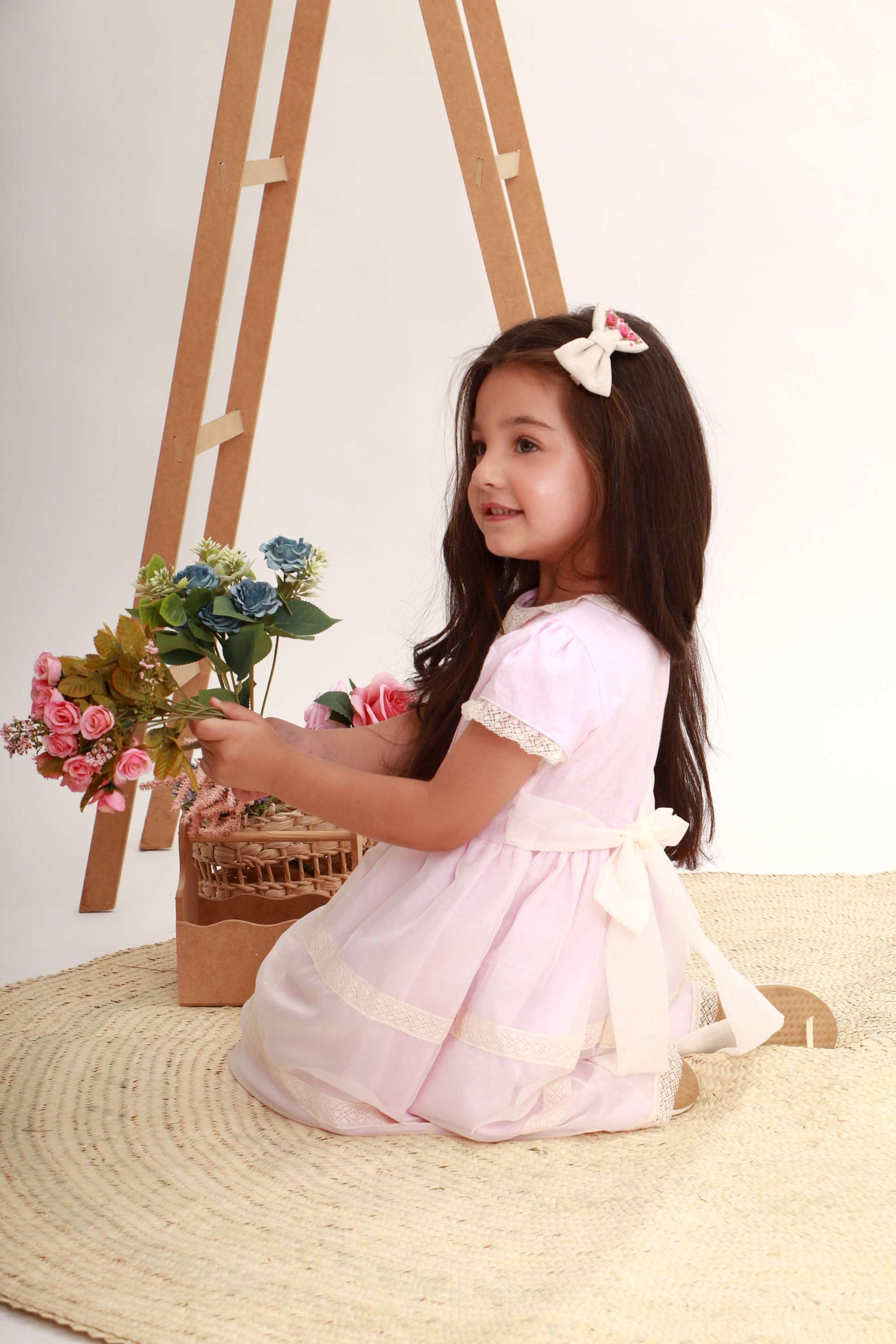 Vestido Infantil de Voal Rosa com Detalhes em Renda