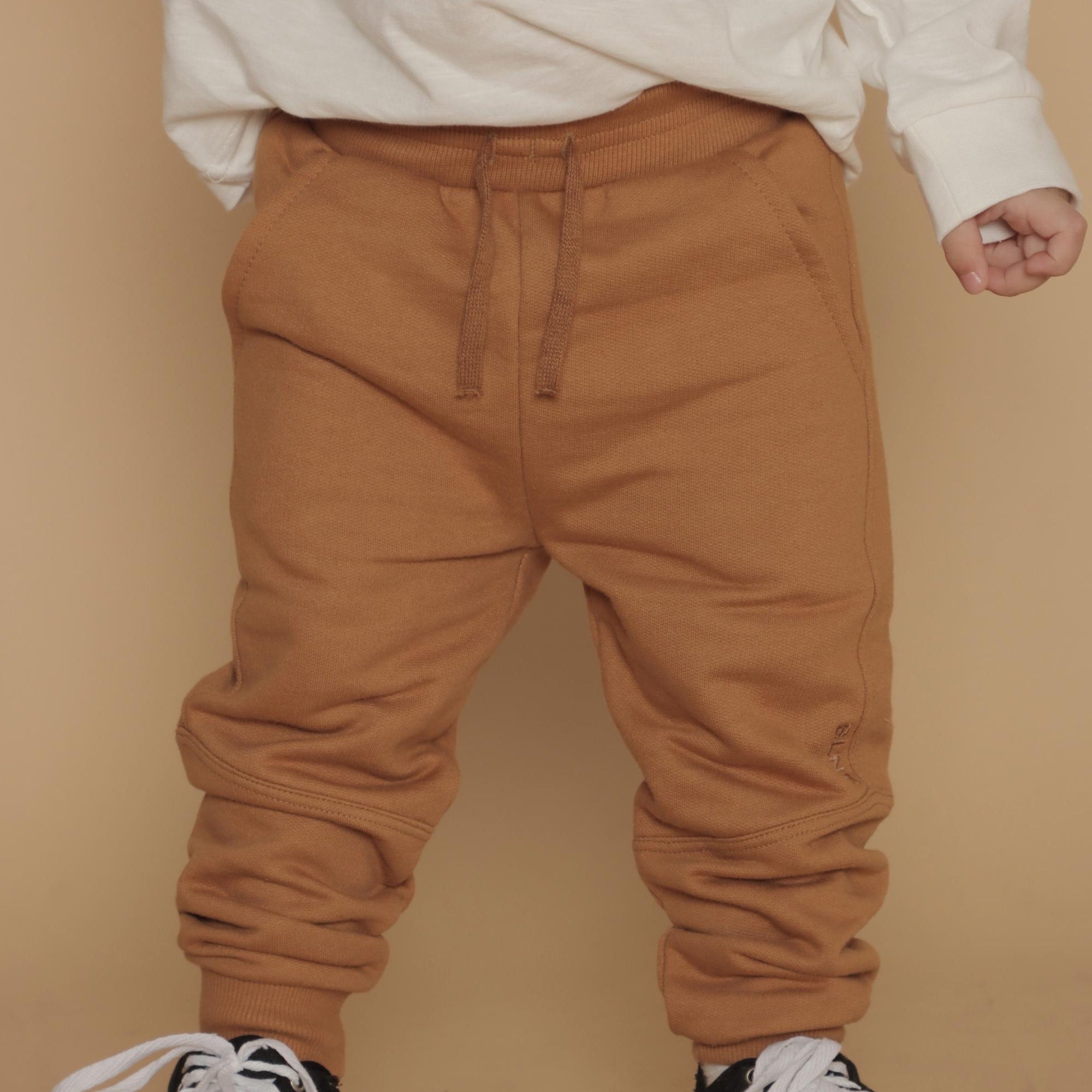 Calça de Moletom Bebê Menino Felpada Cor Caramelo — foto 1