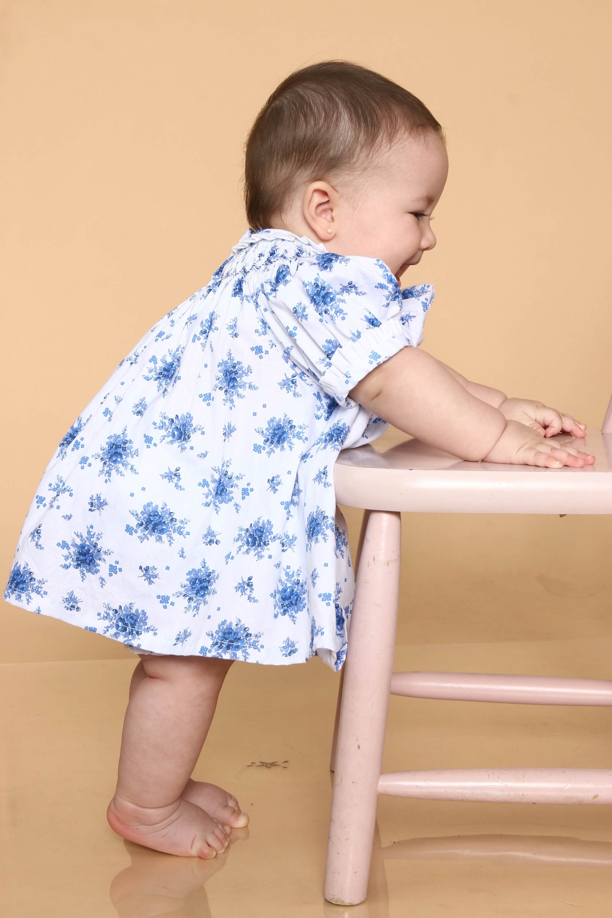 Vestido Russinho Casinha de Abelha e Estampa Azul Floral Bata e Shorts — foto 3
