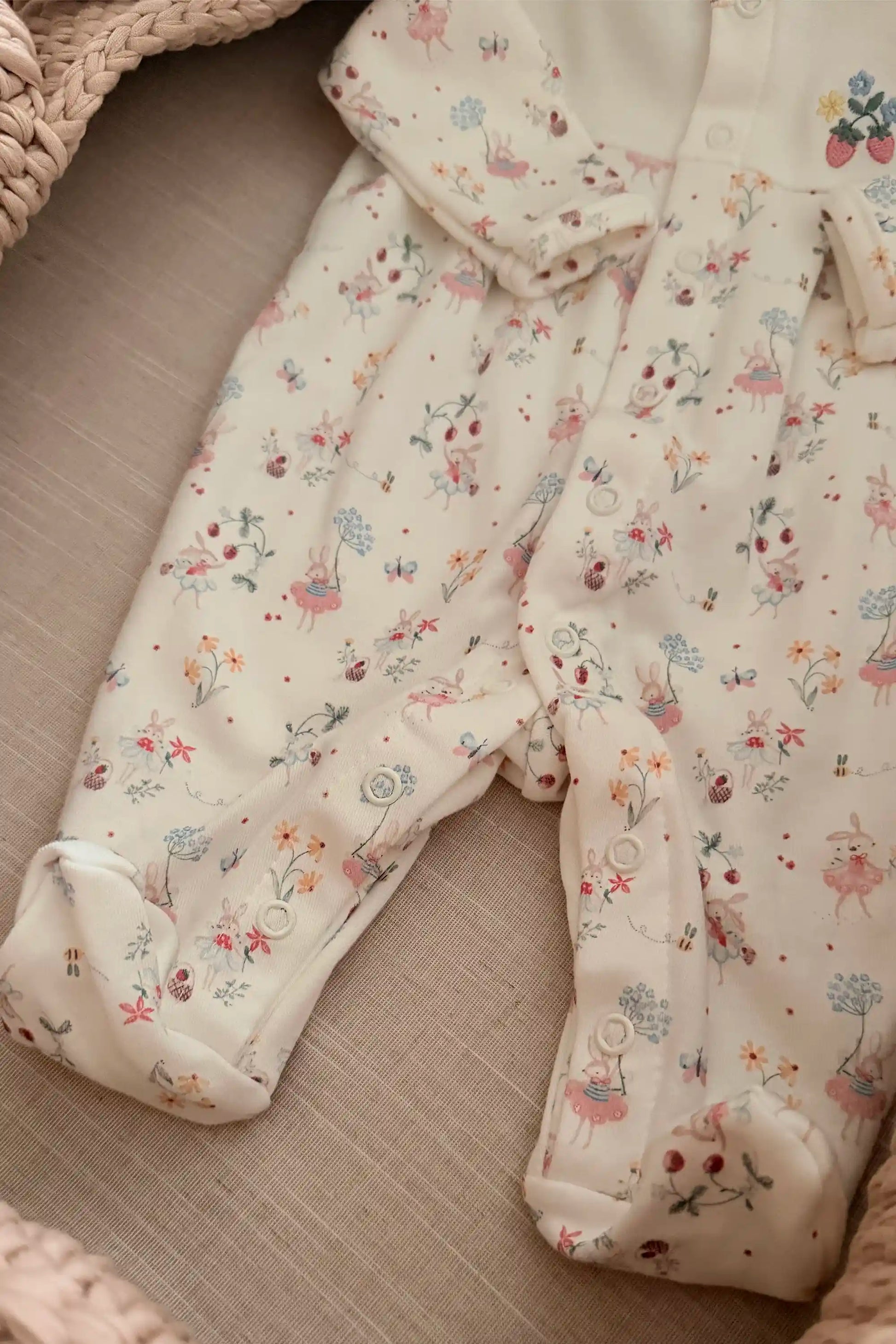 Macacão Bebê Menina em Algodão Egípcio com Pala Bordada e Estampa Floral