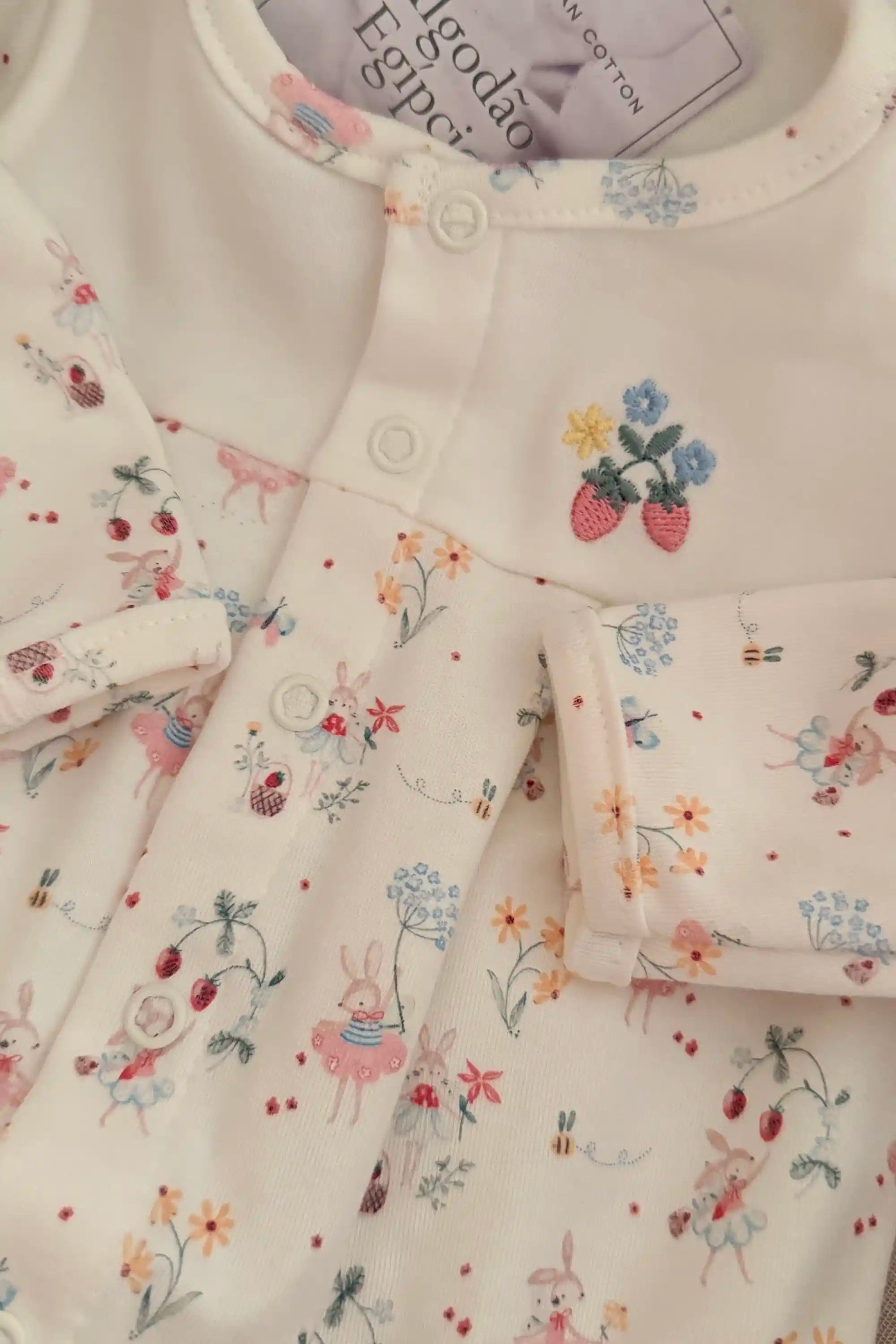Macacão Bebê Menina em Algodão Egípcio com Pala Bordada e Estampa Floral — foto 2